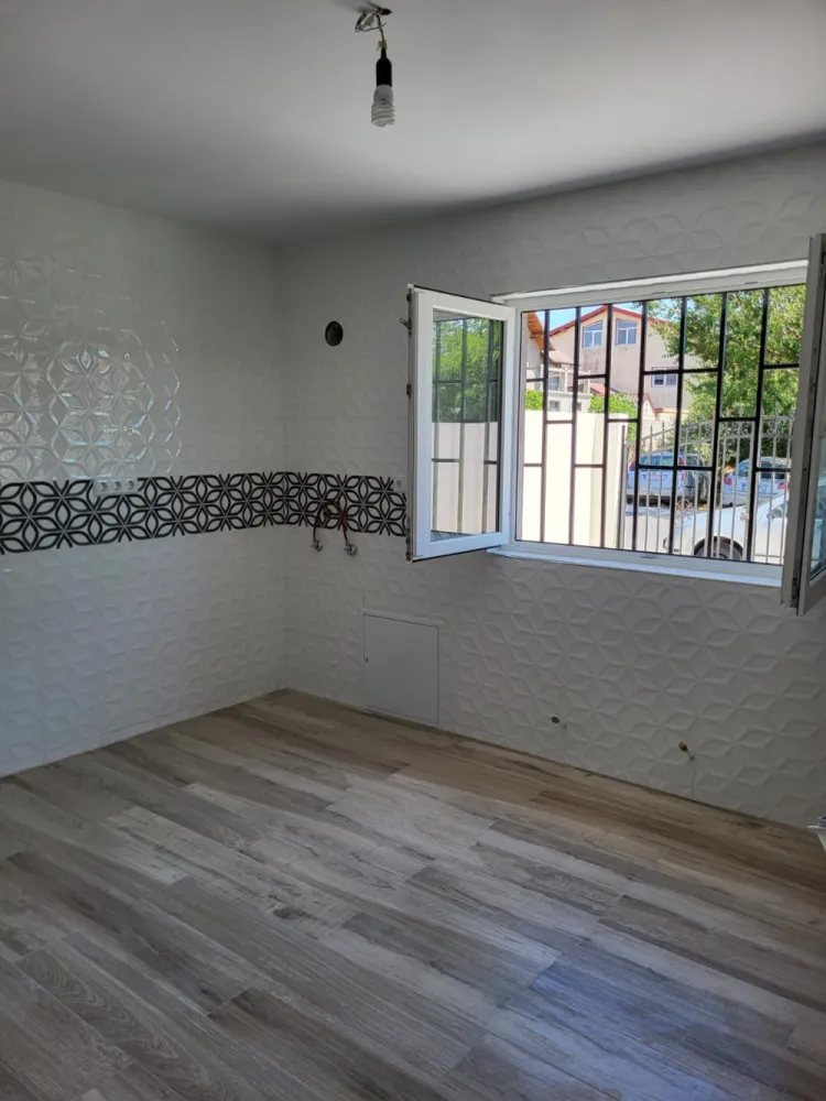 CASA DE VANZARE LUMINA, CONSTANTA - 🏡 Casă 3 camere decomandată – Lumina, Constanța | Spațiu, confort &amp; liniște✨ Cauți o casă aproape de mare, dar departe de aglomerație? Ai găsit-o!📍 Situată în Lumina, într-o zonă rezidențială liniștită, la doar 7-8 km de plajă 🌊📐 Suprafață utilă: 110 mp🌳 Teren: 300 mp🚗 Loc de parcare în curte💰 Preț: 130.000 €🛋️ Compartimentare: ✔️ Living spațios și luminos✔️ 2 dormitoare confortabile✔️ Bucătărie generoasă✔️ Baie + hol🔝 De ce merită: ✨ Construcție solidă, cu materiale de calitate🏠 Acoperiș în 4 ape – rezistență &amp; izolație top⬆️ Posibilitate mansardă – extinzi spațiul cum vrei🌳 Curte proprie – perfectă pentru relaxare, grătar sau familie🚗 Acces rapid către Constanța💡 Ideală pentru familie sau investiție – zonă în plină dezvoltare!📲 Scrie-mi sau suna-ma pentru detalii sau vizionare! }}