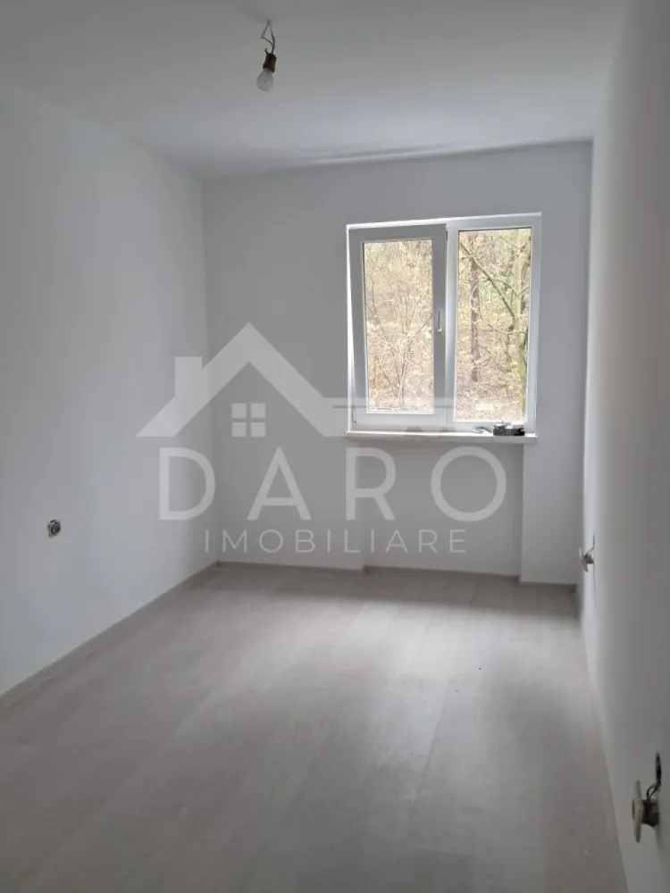 🏡 Garsonieră renovată – Etaj 2 | 25.500 € ✨ - 🏡 Garsonieră renovată – Etaj 2 | 25.500 € ✨ 💡 Oportunitate excelentă pentru investiție sau locuință proprie! 📍 Locație: Târgu Mureș 📐 Suprafață: 13 mp 🏢 Etaj: 2 din 4 💰 Preț: 25.500 € 🔑 Detalii garsonieră: 🛏️ Spațiu eficient compartimentat 🛁 Baie (se predă complet utilată) ✔️ Renovată complet ✔️ Parchet nou + izolație ✔️ Instalație electrică îmbunătățită ✔️ Tablou electric nou ✔️ Geam termopan ✔️ Ușă metalică 🛁 Baie utilată (inclus în preț): WC nou Lavoar + baterie Oglindă ☀️ Luminoasă, poziționare foarte bună 💡 Ideală pentru închiriere rapidă sau locuit, cu investiție mică 📞 Pentru detalii și vizionări: 0749 535 729 👩‍💼 Coman Maria – Daro Imobiliare 💭 Vrei să o cumperi prin credit? Prin Kiwi Finance beneficiezi de: ✔️ analiză GRATUITĂ a eligibilității ✔️ acces la oferte de la peste 12 bănci ✔️ negocierea dobânzii în favoarea ta ✔️ suport complet până la semnare }}