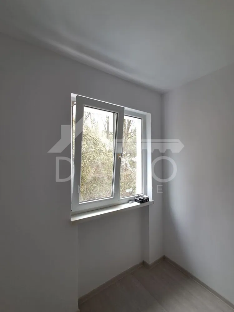 🏡 Garsonieră renovată – Etaj 2 | 25.500 € ✨ - 🏡 Garsonieră renovată – Etaj 2 | 25.500 € ✨ 💡 Oportunitate excelentă pentru investiție sau locuință proprie! 📍 Locație: Târgu Mureș 📐 Suprafață: 13 mp 🏢 Etaj: 2 din 4 💰 Preț: 25.500 € 🔑 Detalii garsonieră: 🛏️ Spațiu eficient compartimentat 🛁 Baie (se predă complet utilată) ✔️ Renovată complet ✔️ Parchet nou + izolație ✔️ Instalație electrică îmbunătățită ✔️ Tablou electric nou ✔️ Geam termopan ✔️ Ușă metalică 🛁 Baie utilată (inclus în preț): WC nou Lavoar + baterie Oglindă ☀️ Luminoasă, poziționare foarte bună 💡 Ideală pentru închiriere rapidă sau locuit, cu investiție mică 📞 Pentru detalii și vizionări: 0749 535 729 👩‍💼 Coman Maria – Daro Imobiliare 💭 Vrei să o cumperi prin credit? Prin Kiwi Finance beneficiezi de: ✔️ analiză GRATUITĂ a eligibilității ✔️ acces la oferte de la peste 12 bănci ✔️ negocierea dobânzii în favoarea ta ✔️ suport complet până la semnare }}