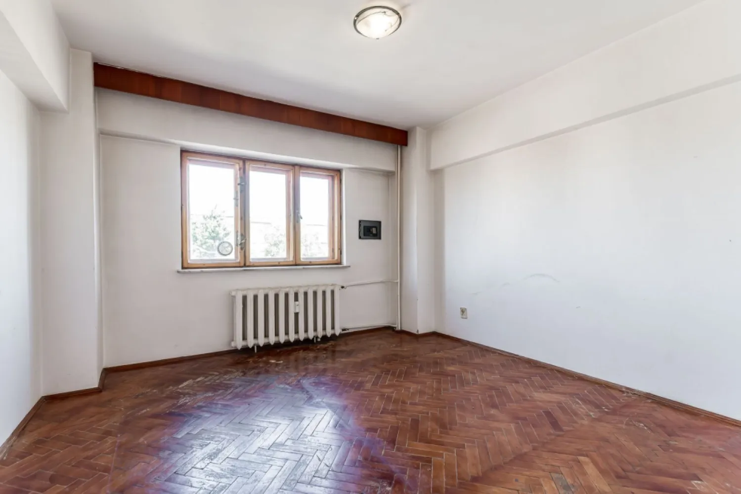 Apartament 4 camere | Bloc Z27 | Calea Aurel Vlaicu - Cauți un apartament spațios pe care să îl amenajezi exact așa cum îți dorești? Acest apartament cu 4 camere, situat în blocul Z27, vizavi de Biserica Catolică, poate fi alegerea potrivită.

✔️ 124 mp suprafață construită
✔️ Compartimentare decomandată
✔️ Etaj 3 din 8, bloc cu lift
✔️ 2 băi și bucătărie generoasă
✔️ Vedere pe ambele părți ale blocului
✔️ Necesită renovare – ideal pentru personalizare după propriul gust

Poziționat într-o zonă apreciată, cu acces rapid la magazine, școli, mijloace de transport și toate facilitățile necesare.

📞 Andreea Szuchanszki – Consultant Imobiliar
0742 267 773 | Telefon / WhatsApp