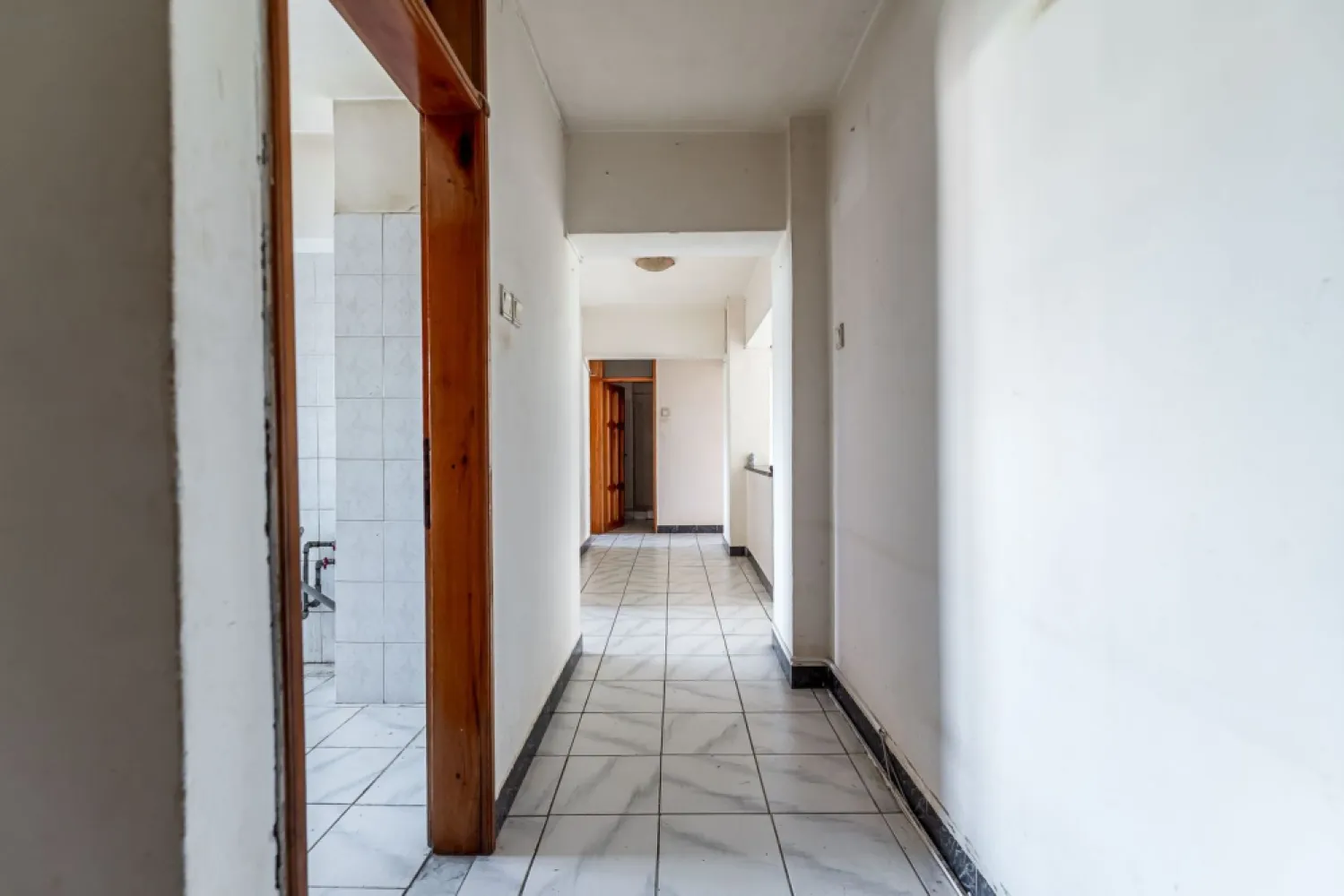 Apartament 4 camere | Bloc Z27 | Calea Aurel Vlaicu - Cauți un apartament spațios pe care să îl amenajezi exact așa cum îți dorești? Acest apartament cu 4 camere, situat în blocul Z27, vizavi de Biserica Catolică, poate fi alegerea potrivită.

✔️ 124 mp suprafață construită
✔️ Compartimentare decomandată
✔️ Etaj 3 din 8, bloc cu lift
✔️ 2 băi și bucătărie generoasă
✔️ Vedere pe ambele părți ale blocului
✔️ Necesită renovare – ideal pentru personalizare după propriul gust

Poziționat într-o zonă apreciată, cu acces rapid la magazine, școli, mijloace de transport și toate facilitățile necesare.

📞 Andreea Szuchanszki – Consultant Imobiliar
0742 267 773 | Telefon / WhatsApp