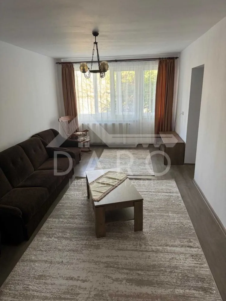 🏡 Apartament 3 camere, 2 băi – 7 Noiembrie | 500 €/lună ✨ - 🏡 Apartament 3 camere, 2 băi – 7 Noiembrie | 500 €/lună ✨ 🔥 Apartament renovat complet, mobilat și utilat nou – disponibil imediat! 📍 Locație: Târgu Mureș – cartier 7 Noiembrie 📐 Suprafață: 69 mp 🏢 Etaj: 4 💰 Chirie: 500 €/lună 🔑 Compartimentare: 🛋️ Living 🛏️ 2 dormitoare 🛁 2 băi 🍽️ Bucătărie separată + cămară 🌿 Balcon închis ✔️ Apartament decomandat ✔️ Mobilier nou ✔️ Electrocasnice noi (mașină de spălat, frigider) ✔️ Centrală termică proprie ✔️ Spații de depozitare 🌿 Bloc & zonă: bloc reabilitat zonă liniștită aproape de UMFST, magazine, farmacii acces rapid către centru transport în comun în apropiere 📌 Condiții: garanție: o lună contract minim 12 luni disponibil imediat 💡 Ideal pentru familii, studenți sau medici rezidenți 📞 Pentru detalii și vizionări: 0749 535 729 👩‍💼 Coman Maria – Daro Imobiliare 💭 Te gândești să-ți cumperi propriul apartament? Prin Kiwi Finance beneficiezi de: ✔️ analiză GRATUITĂ a eligibilității ✔️ acces la oferte de la peste 12 bănci ✔️ negocierea dobânzii în favoarea ta ✔️ suport complet până la semnare }}