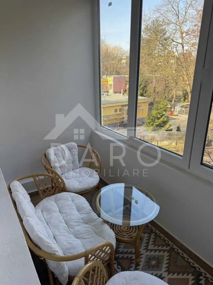 🏡 Apartament 3 camere, 2 băi – 7 Noiembrie | 500 €/lună ✨ - 🏡 Apartament 3 camere, 2 băi – 7 Noiembrie | 500 €/lună ✨ 🔥 Apartament renovat complet, mobilat și utilat nou – disponibil imediat! 📍 Locație: Târgu Mureș – cartier 7 Noiembrie 📐 Suprafață: 69 mp 🏢 Etaj: 4 💰 Chirie: 500 €/lună 🔑 Compartimentare: 🛋️ Living 🛏️ 2 dormitoare 🛁 2 băi 🍽️ Bucătărie separată + cămară 🌿 Balcon închis ✔️ Apartament decomandat ✔️ Mobilier nou ✔️ Electrocasnice noi (mașină de spălat, frigider) ✔️ Centrală termică proprie ✔️ Spații de depozitare 🌿 Bloc & zonă: bloc reabilitat zonă liniștită aproape de UMFST, magazine, farmacii acces rapid către centru transport în comun în apropiere 📌 Condiții: garanție: o lună contract minim 12 luni disponibil imediat 💡 Ideal pentru familii, studenți sau medici rezidenți 📞 Pentru detalii și vizionări: 0749 535 729 👩‍💼 Coman Maria – Daro Imobiliare 💭 Te gândești să-ți cumperi propriul apartament? Prin Kiwi Finance beneficiezi de: ✔️ analiză GRATUITĂ a eligibilității ✔️ acces la oferte de la peste 12 bănci ✔️ negocierea dobânzii în favoarea ta ✔️ suport complet până la semnare }}
