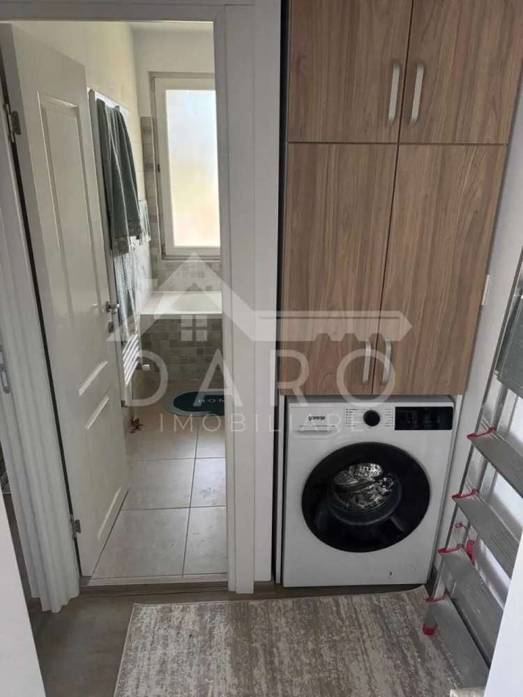 🏡 Apartament 3 camere, 2 băi – 7 Noiembrie | 500 €/lună ✨ - 🏡 Apartament 3 camere, 2 băi – 7 Noiembrie | 500 €/lună ✨ 🔥 Apartament renovat complet, mobilat și utilat nou – disponibil imediat! 📍 Locație: Târgu Mureș – cartier 7 Noiembrie 📐 Suprafață: 69 mp 🏢 Etaj: 4 💰 Chirie: 500 €/lună 🔑 Compartimentare: 🛋️ Living 🛏️ 2 dormitoare 🛁 2 băi 🍽️ Bucătărie separată + cămară 🌿 Balcon închis ✔️ Apartament decomandat ✔️ Mobilier nou ✔️ Electrocasnice noi (mașină de spălat, frigider) ✔️ Centrală termică proprie ✔️ Spații de depozitare 🌿 Bloc & zonă: bloc reabilitat zonă liniștită aproape de UMFST, magazine, farmacii acces rapid către centru transport în comun în apropiere 📌 Condiții: garanție: o lună contract minim 12 luni disponibil imediat 💡 Ideal pentru familii, studenți sau medici rezidenți 📞 Pentru detalii și vizionări: 0749 535 729 👩‍💼 Coman Maria – Daro Imobiliare 💭 Te gândești să-ți cumperi propriul apartament? Prin Kiwi Finance beneficiezi de: ✔️ analiză GRATUITĂ a eligibilității ✔️ acces la oferte de la peste 12 bănci ✔️ negocierea dobânzii în favoarea ta ✔️ suport complet până la semnare }}