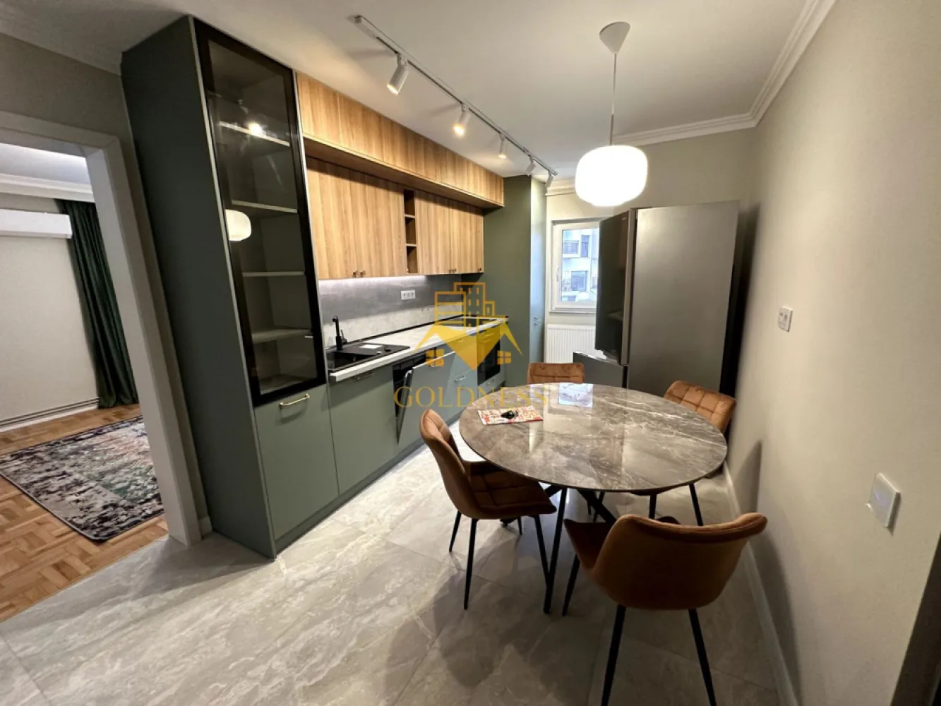 3 camere Lux,Cartierul Marasti,Aure Vlaicu, Expo Transilvania, Parcare - GOLDNESS Imobiliare vă propune spre închiriere un apartament cu 3 camere complet mobilat și utilat, la etajul 1 într-un imobil de 4 etaje, în Cartierul Marasti. Dispune de loc de parcare! Se află în apropierea stațiilor de transport în comun, magazine, restaurante, spații verzi, farmacii, etc. Apartamentul este compartimentat astfel: - dormitor cu pat matrimonial, dressing, noptiere - dormitor cu pat single și dressing - living cu canapea extensibilă - bucătărie open space complet utilată și mobilată, loc de servit masa - baie cu cada, baie serviciu, calorifer port prosop și dulap pentru depozitare. - balcon 5mp închis cu accesul din sufragerie. Imobilul este dotat cu toate cele necesare- centrală proprie, frigider, aragaz, hotă, mașină de spălat haine, mașina de spălat vase(toate noi la prima utilizare și calitate superioară), totul este iluminat LED, inclusiv leduri la perdele. Imobilul este proaspăt renovat și se afla la prima închiriere. Dacă sunteți interesați de acest apartament și doriți să îl vizionați, dar și pentru alte oferte nu ezitați să ne contactați telefonic sau prin e-mail. Vă stăm la dispoziție! Pentru intermediere se percepe un comision de 50% din prețul chiriei! }}