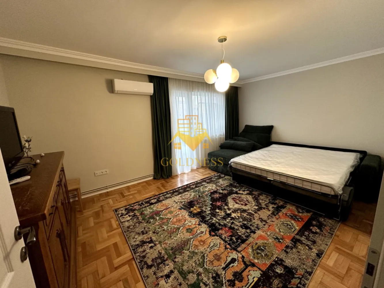 3 camere Lux,Cartierul Marasti,Aure Vlaicu, Expo Transilvania, Parcare - GOLDNESS Imobiliare vă propune spre închiriere un apartament cu 3 camere complet mobilat și utilat, la etajul 1 într-un imobil de 4 etaje, în Cartierul Marasti. Dispune de loc de parcare! Se află în apropierea stațiilor de transport în comun, magazine, restaurante, spații verzi, farmacii, etc. Apartamentul este compartimentat astfel: - dormitor cu pat matrimonial, dressing, noptiere - dormitor cu pat single și dressing - living cu canapea extensibilă - bucătărie open space complet utilată și mobilată, loc de servit masa - baie cu cada, baie serviciu, calorifer port prosop și dulap pentru depozitare. - balcon 5mp închis cu accesul din sufragerie. Imobilul este dotat cu toate cele necesare- centrală proprie, frigider, aragaz, hotă, mașină de spălat haine, mașina de spălat vase(toate noi la prima utilizare și calitate superioară), totul este iluminat LED, inclusiv leduri la perdele. Imobilul este proaspăt renovat și se afla la prima închiriere. Dacă sunteți interesați de acest apartament și doriți să îl vizionați, dar și pentru alte oferte nu ezitați să ne contactați telefonic sau prin e-mail. Vă stăm la dispoziție! Pentru intermediere se percepe un comision de 50% din prețul chiriei! }}