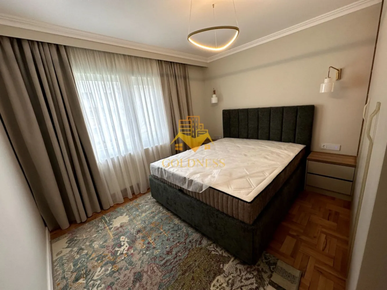 3 camere Lux,Cartierul Marasti,Aure Vlaicu, Expo Transilvania, Parcare - GOLDNESS Imobiliare vă propune spre închiriere un apartament cu 3 camere complet mobilat și utilat, la etajul 1 într-un imobil de 4 etaje, în Cartierul Marasti. Dispune de loc de parcare! Se află în apropierea stațiilor de transport în comun, magazine, restaurante, spații verzi, farmacii, etc. Apartamentul este compartimentat astfel: - dormitor cu pat matrimonial, dressing, noptiere - dormitor cu pat single și dressing - living cu canapea extensibilă - bucătărie open space complet utilată și mobilată, loc de servit masa - baie cu cada, baie serviciu, calorifer port prosop și dulap pentru depozitare. - balcon 5mp închis cu accesul din sufragerie. Imobilul este dotat cu toate cele necesare- centrală proprie, frigider, aragaz, hotă, mașină de spălat haine, mașina de spălat vase(toate noi la prima utilizare și calitate superioară), totul este iluminat LED, inclusiv leduri la perdele. Imobilul este proaspăt renovat și se afla la prima închiriere. Dacă sunteți interesați de acest apartament și doriți să îl vizionați, dar și pentru alte oferte nu ezitați să ne contactați telefonic sau prin e-mail. Vă stăm la dispoziție! Pentru intermediere se percepe un comision de 50% din prețul chiriei! }}
