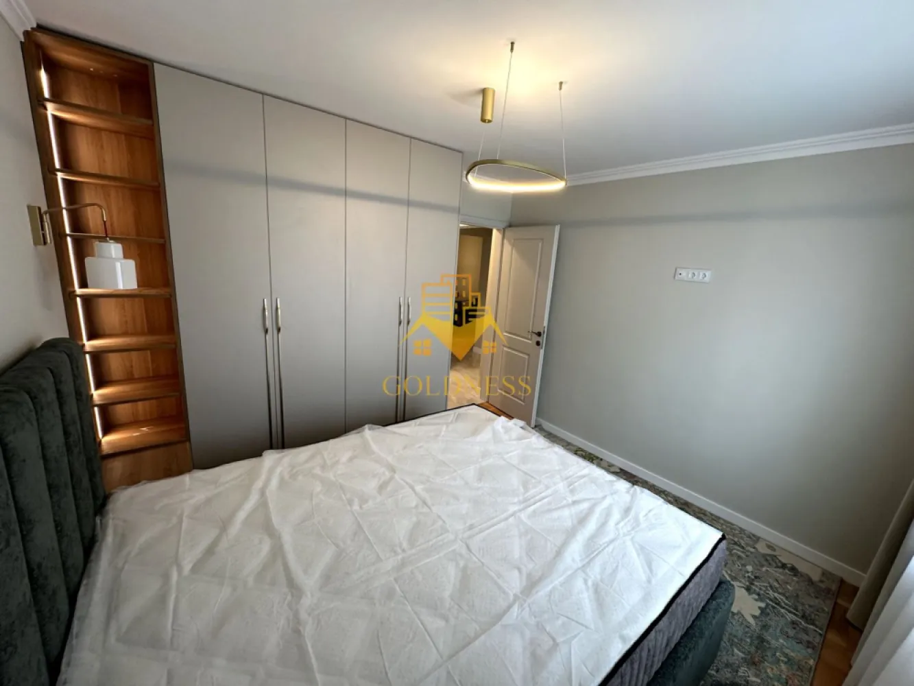 3 camere Lux,Cartierul Marasti,Aure Vlaicu, Expo Transilvania, Parcare - GOLDNESS Imobiliare vă propune spre închiriere un apartament cu 3 camere complet mobilat și utilat, la etajul 1 într-un imobil de 4 etaje, în Cartierul Marasti. Dispune de loc de parcare! Se află în apropierea stațiilor de transport în comun, magazine, restaurante, spații verzi, farmacii, etc. Apartamentul este compartimentat astfel: - dormitor cu pat matrimonial, dressing, noptiere - dormitor cu pat single și dressing - living cu canapea extensibilă - bucătărie open space complet utilată și mobilată, loc de servit masa - baie cu cada, baie serviciu, calorifer port prosop și dulap pentru depozitare. - balcon 5mp închis cu accesul din sufragerie. Imobilul este dotat cu toate cele necesare- centrală proprie, frigider, aragaz, hotă, mașină de spălat haine, mașina de spălat vase(toate noi la prima utilizare și calitate superioară), totul este iluminat LED, inclusiv leduri la perdele. Imobilul este proaspăt renovat și se afla la prima închiriere. Dacă sunteți interesați de acest apartament și doriți să îl vizionați, dar și pentru alte oferte nu ezitați să ne contactați telefonic sau prin e-mail. Vă stăm la dispoziție! Pentru intermediere se percepe un comision de 50% din prețul chiriei! }}