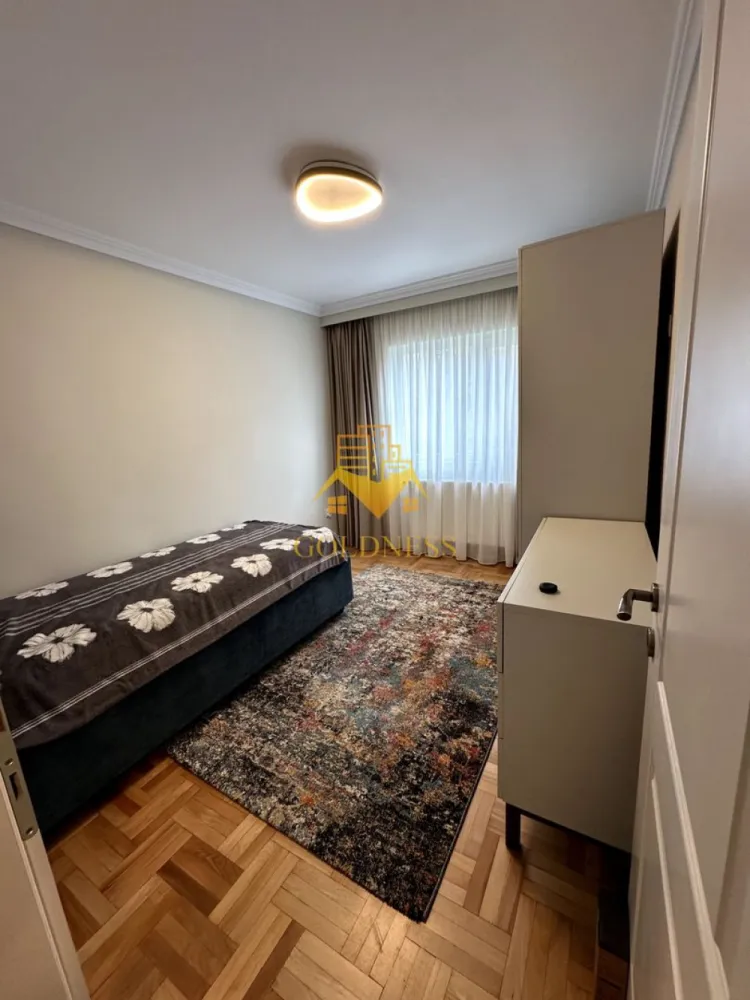 3 camere Lux,Cartierul Marasti,Aure Vlaicu, Expo Transilvania, Parcare - GOLDNESS Imobiliare vă propune spre închiriere un apartament cu 3 camere complet mobilat și utilat, la etajul 1 într-un imobil de 4 etaje, în Cartierul Marasti. Dispune de loc de parcare! Se află în apropierea stațiilor de transport în comun, magazine, restaurante, spații verzi, farmacii, etc. Apartamentul este compartimentat astfel: - dormitor cu pat matrimonial, dressing, noptiere - dormitor cu pat single și dressing - living cu canapea extensibilă - bucătărie open space complet utilată și mobilată, loc de servit masa - baie cu cada, baie serviciu, calorifer port prosop și dulap pentru depozitare. - balcon 5mp închis cu accesul din sufragerie. Imobilul este dotat cu toate cele necesare- centrală proprie, frigider, aragaz, hotă, mașină de spălat haine, mașina de spălat vase(toate noi la prima utilizare și calitate superioară), totul este iluminat LED, inclusiv leduri la perdele. Imobilul este proaspăt renovat și se afla la prima închiriere. Dacă sunteți interesați de acest apartament și doriți să îl vizionați, dar și pentru alte oferte nu ezitați să ne contactați telefonic sau prin e-mail. Vă stăm la dispoziție! Pentru intermediere se percepe un comision de 50% din prețul chiriei! }}