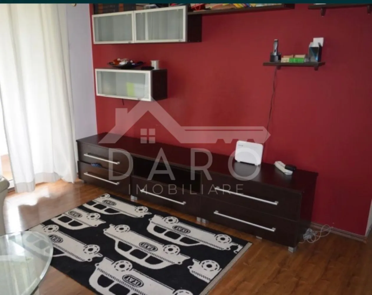 Apartament de închiriat în Tudor - 🏡 Apartament 2 camere decomandat – Tudor | 72 mp | 350 €/lună ✨ 💡 Cauți un apartament spațios, bine poziționat și pregătit pentru mutare? Acesta este pentru tine! 📍 Locație: Târgu Mureș – cartier Tudor (str. Brașovului) 📐 Suprafață: 72 mp 🏢 Etaj: 4 💰 Chirie: 350 €/lună 🔑 Compartimentare: 🛋️ Cameră mare cu balcon 🛏️ Cameră mică 🍽️ Bucătărie + hol 🛁 Baie ✔️ Apartament decomandat ✔️ Complet mobilat și utilat ✔️ Centrală termică proprie ✔️ Geamuri termopan ✔️ Ușă metalică 📍 Zonă excelentă: aproape de Bulevardul 1 Decembrie stații de autobuz 🚌 magazine și facilități 📅 Disponibil din 01 aprilie 💡 Ideal pentru cupluri sau persoane care își doresc spațiu generos 📞 Pentru detalii și vizionări: 0749 535 729 👩‍💼 Coman Maria – Daro Imobiliare 💭 Te gândești să-ți cumperi propriul apartament? Prin Kiwi Finance beneficiezi de: ✔️ analiză GRATUITĂ a eligibilității ✔️ acces la oferte de la peste 12 bănci ✔️ negocierea dobânzii în favoarea ta ✔️ suport complet până la semnare
