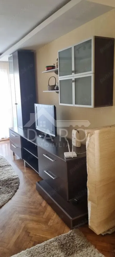 Inchiriez apartament cu 3 camere in Tudor, modificat si amenajat complet mobilat. - 🏡 Apartament 3 camere decomandat – Tudor | 76 mp | 400 €/lună ✨ 💡 Cauți un apartament spațios, modernizat și bine poziționat? Acesta este exact ce îți trebuie! 📍 Locație: Târgu Mureș – Tudor, zona Favorit (Bld. 1 Decembrie 1918) 📐 Suprafață: 76 mp 🏢 Etaj: 7 din 10 💰 Chirie: 400 €/lună 🔑 Compartimentare: 🛋️ Living 🛏️ 2 dormitoare 🍽️ Bucătărie 🛁 Baie 🧺 Debara 🌿 Balcon ✔️ Apartament decomandat ✔️ Renovat și modernizat ✔️ Complet mobilat și utilat ✔️ Aer condiționat ✔️ Centrală termică proprie ✔️ Spații generoase de depozitare 🆕 Se completează mobilierul (colțar în living + canapea extensibilă în camera mică) 📍 Zonă excelentă: aproape de magazine, farmacii, stații de autobuz 🚌 acces rapid către toate punctele de interes 📅 Se închiriază pe termen lung 💡 Ideal pentru familie sau persoane care își doresc confort și spațiu 📞 Pentru detalii și vizionări: 0749 535 729 👩‍💼 Coman Maria – Daro Imobiliare 💭 Te gândești să-ți cumperi propriul apartament? Prin Kiwi Finance beneficiezi de: ✔️ analiză GRATUITĂ a eligibilității ✔️ acces la oferte de la peste 12 bănci ✔️ negocierea dobânzii în favoarea ta ✔️ suport complet până la semnare