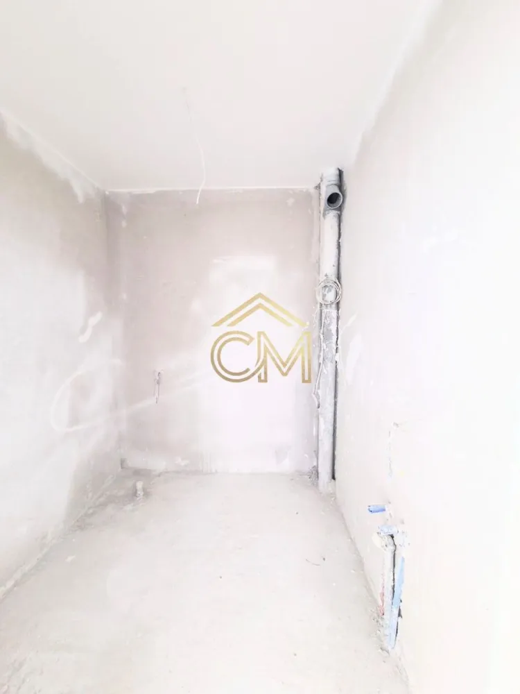 Apartament 2 Camere-Decomandat-59 MPU-Balcon-Etaj 2 - Vă oferim spre vânzare un apartament cu 2 camere, complet decomandat, situat într-o zonă aerisită și în plină dezvoltare din Șelimbăr. Proprietatea se remarcă prin compartimentarea clasică și foarte căutată: bucătărie complet închisă și baie cu geam pentru o ventilație naturală optimă.

Cu o suprafață totală de 85 mp (59 mp utili), locuința oferă spații generoase, finisaje de calitate și un loc de parcare privat inclus în preț.

 Compartimentare și Suprafețe
Suprafață utilă: 59 mp

Suprafață totală: 85 mp

Living luminos și primitor

Bucătărie închisă (separată de zona de zi, ideală pentru cei care gătesc des)

Dormitor confortabil și spațios

Hol generos, ideal pentru dressing/spații de depozitare

Baie dotată cu geam pentru aerisire directă

Balcon

 Stadiu de Predare: La Alb sau La Cheie
Apartamentul se predă standard la stadiul „La Alb” (șapă turnată, pereți gletuiți, instalații electrice și sanitare trase pe poziție, centrală termică, calorifere/încălzire în pardoseală, geamuri termopan și ușă metalică la intrare).

 Vrei să te muți direct? Există posibilitatea de a preda apartamentul „La Cheie”. Vă puteți alege finisajele (gresie, faianță, parchet, uși interioare), iar echipa noastră se va ocupa de tot, contra cost, în funcție de bugetul ales.

 Beneficii incluse
Loc de parcare privat (delimitat și intabulat) inclus în prețul afișat.

Compartimentare ideală: complet decomandat, fără spații pierdute.

Locație excelentă în Șelimbăr, aproape de zone comerciale, dar ferită de zgomotul arterelor principale.

 Contact și Vizionări
Pentru mai multe detalii, schița apartamentului sau pentru a stabili o vizionare, vă stăm la dispoziție:

Telefon: 0732258587