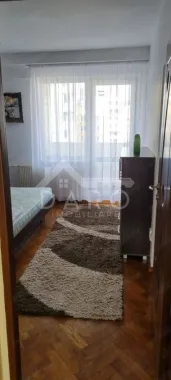 Inchiriez apartament cu 3 camere in Tudor, modificat si amenajat complet mobilat.