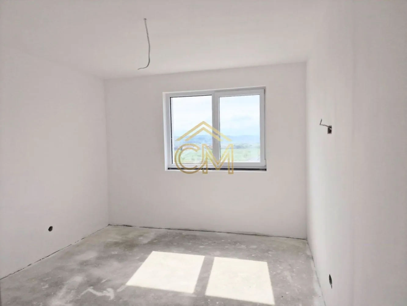 Apartament 2 Camere-Decomandat-59 MPU-Balcon-Etaj 2 - Vă oferim spre vânzare un apartament cu 2 camere, complet decomandat, situat într-o zonă aerisită și în plină dezvoltare din Șelimbăr. Proprietatea se remarcă prin compartimentarea clasică și foarte căutată: bucătărie complet închisă și baie cu geam pentru o ventilație naturală optimă.

Cu o suprafață totală de 85 mp (59 mp utili), locuința oferă spații generoase, finisaje de calitate și un loc de parcare privat inclus în preț.

 Compartimentare și Suprafețe
Suprafață utilă: 59 mp

Suprafață totală: 85 mp

Living luminos și primitor

Bucătărie închisă (separată de zona de zi, ideală pentru cei care gătesc des)

Dormitor confortabil și spațios

Hol generos, ideal pentru dressing/spații de depozitare

Baie dotată cu geam pentru aerisire directă

Balcon

 Stadiu de Predare: La Alb sau La Cheie
Apartamentul se predă standard la stadiul „La Alb” (șapă turnată, pereți gletuiți, instalații electrice și sanitare trase pe poziție, centrală termică, calorifere/încălzire în pardoseală, geamuri termopan și ușă metalică la intrare).

 Vrei să te muți direct? Există posibilitatea de a preda apartamentul „La Cheie”. Vă puteți alege finisajele (gresie, faianță, parchet, uși interioare), iar echipa noastră se va ocupa de tot, contra cost, în funcție de bugetul ales.

 Beneficii incluse
Loc de parcare privat (delimitat și intabulat) inclus în prețul afișat.

Compartimentare ideală: complet decomandat, fără spații pierdute.

Locație excelentă în Șelimbăr, aproape de zone comerciale, dar ferită de zgomotul arterelor principale.

 Contact și Vizionări
Pentru mai multe detalii, schița apartamentului sau pentru a stabili o vizionare, vă stăm la dispoziție:

Telefon: 0732258587