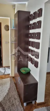Inchiriez apartament cu 3 camere in Tudor, modificat si amenajat complet mobilat.