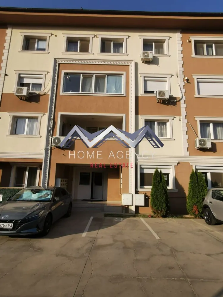 Apartament 2 camere cu grădină proprie 30 mp / Central - Vă propunem, spre închiriere, un apartament cu 2 camere, în suprafață utilă de 70 mp, și cu grădină proprie de 30 mp, situat într-o zonă liniștită a orașului Otopeni/ Primărie, cu acces facil către magazine, restaurante, săli de fitness, cabinete de înfrumusețare, farmacii, grădiniță și afterschool, Aeroport etc. Apartamentul se predă complet mobilat și utilat, este foarte luminos și foarte bine compartimentat, astfel: un living spațios, o bucătărie deschisă, complet mobilată si utilată, un dormitor, o baie, precum și o grădină proprie de 30 mp. Programează-te acum pentru o vizionare! Dacă aveți o proprietate de vânzare/închiriere sau sunteți interesați de o proprietate aflată în portofoliul agenției noastre, vă rugăm să ne contactați la numărul de telefon din anunț sau pe adresa de email contact@homeagency.ro