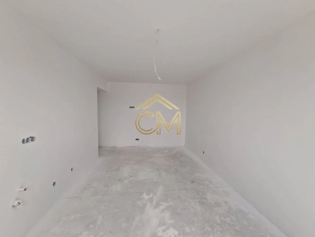 Apartament 2 Camere-Decomandat-59 MPU-Balcon-Etaj 2 - Vă propunem spre vânzare un apartament cu 2 camere, decomandat structural, situat într-o zonă rezidențială liniștită și accesibilă din Șelimbăr. Locuința se află într-un imobil nou și se remarcă prin compartimentarea clasică, ideală pentru un confort sporit.

Un avantaj major al proprietății îl reprezintă bucătăria închisă (separată) și baia prevăzută cu geam pentru ventilație naturală, două dotări extrem de căutate în piața imobiliară actuală.

 Compartimentare Detaliată
Living generos cu spațiu optim pentru dining și zonă de relaxare;

Bucătărie individuală, închisă;

Dormitor matrimonial luminos;

Baie cu geam de aerisire;

Hol de distribuție cu spațiu prevăzut pentru dressing;

Balcon.

 Stadiul de Predare
Proprietatea se vinde standard la stadiul „La Alb”, oferind viitorului proprietar posibilitatea de a-și personaliza designul interior. Stadiul include: pereți gletuiți, șapă mecanizată, instalații electrice și sanitare realizate, centrală termică proprie, calorifere, geamuri termopan și ușă metalică la intrare.

 Opțiune Predare la Cheie: La cerere, apartamentul poate fi finisat complet (gresie, faianță, parchet, uși interioare, obiecte sanitare) pe baza unui buget stabilit de comun acord, eliminând astfel stresul amenajării.

 Facilități & Localizare
Loc de parcare propriu inclus în prețul de achiziție.

Acces facil către Sibiu și principalele puncte de interes comercial din Șelimbăr (supermarketuri, farmacii, zone verzi).

 Contact și Modalități de Plată
Locuința este disponibilă pentru vizionare. Se acceptă atât plata din surse proprii, cât și prin credit bancar (ipotecar).

Telefon: 0732258587