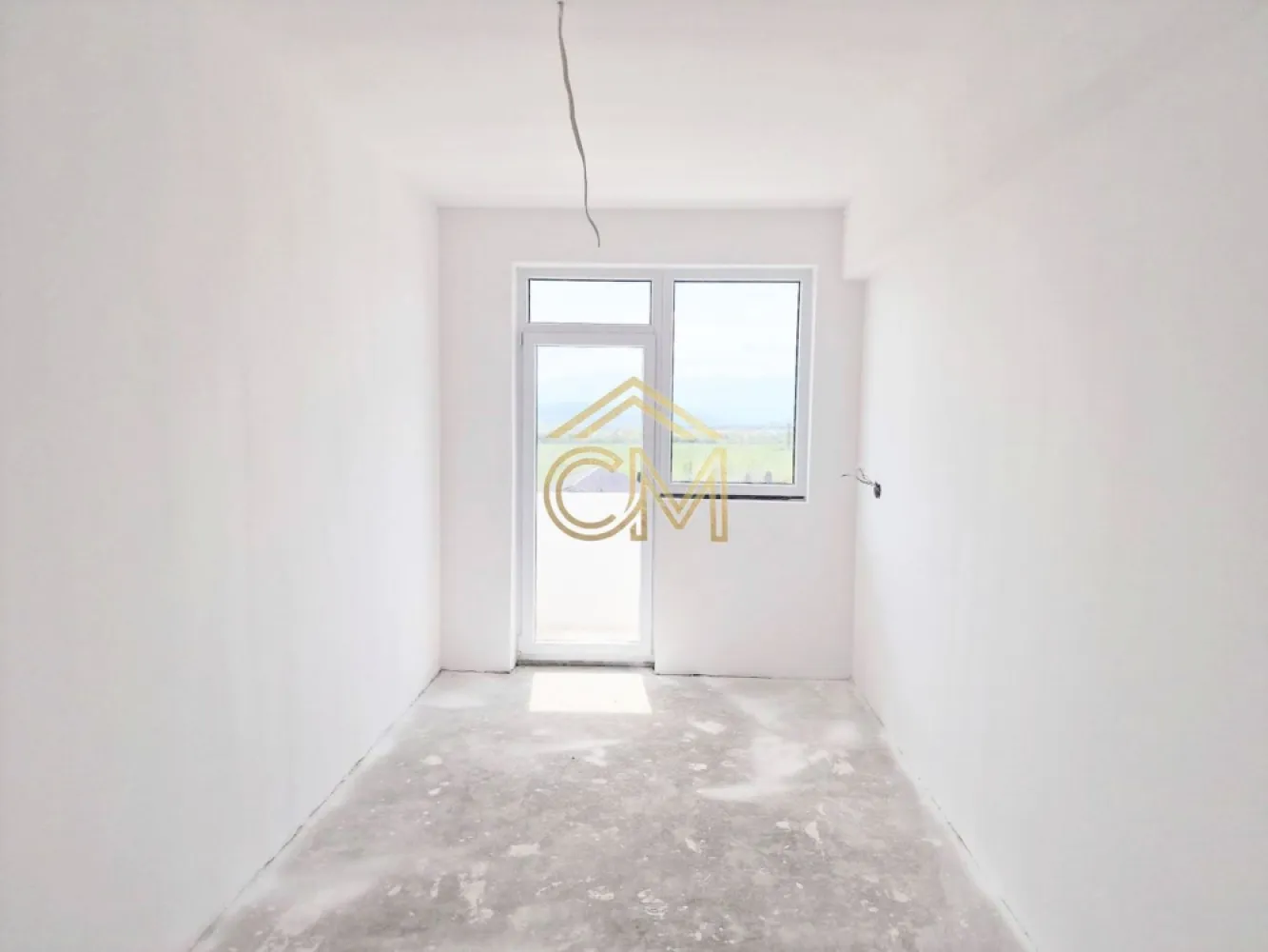 Apartament 2 Camere-Decomandat-59 MPU-Balcon-Etaj 2 - Vă propunem spre vânzare un apartament cu 2 camere, decomandat structural, situat într-o zonă rezidențială liniștită și accesibilă din Șelimbăr. Locuința se află într-un imobil nou și se remarcă prin compartimentarea clasică, ideală pentru un confort sporit.

Un avantaj major al proprietății îl reprezintă bucătăria închisă (separată) și baia prevăzută cu geam pentru ventilație naturală, două dotări extrem de căutate în piața imobiliară actuală.

 Compartimentare Detaliată
Living generos cu spațiu optim pentru dining și zonă de relaxare;

Bucătărie individuală, închisă;

Dormitor matrimonial luminos;

Baie cu geam de aerisire;

Hol de distribuție cu spațiu prevăzut pentru dressing;

Balcon.

 Stadiul de Predare
Proprietatea se vinde standard la stadiul „La Alb”, oferind viitorului proprietar posibilitatea de a-și personaliza designul interior. Stadiul include: pereți gletuiți, șapă mecanizată, instalații electrice și sanitare realizate, centrală termică proprie, calorifere, geamuri termopan și ușă metalică la intrare.

 Opțiune Predare la Cheie: La cerere, apartamentul poate fi finisat complet (gresie, faianță, parchet, uși interioare, obiecte sanitare) pe baza unui buget stabilit de comun acord, eliminând astfel stresul amenajării.

 Facilități & Localizare
Loc de parcare propriu inclus în prețul de achiziție.

Acces facil către Sibiu și principalele puncte de interes comercial din Șelimbăr (supermarketuri, farmacii, zone verzi).

 Contact și Modalități de Plată
Locuința este disponibilă pentru vizionare. Se acceptă atât plata din surse proprii, cât și prin credit bancar (ipotecar).

Telefon: 0732258587