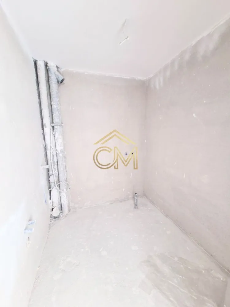 Apartament 2 Camere-Decomandat-59 MPU-Balcon-Etaj 2 - Vă propunem spre vânzare un apartament cu 2 camere, decomandat structural, situat într-o zonă rezidențială liniștită și accesibilă din Șelimbăr. Locuința se află într-un imobil nou și se remarcă prin compartimentarea clasică, ideală pentru un confort sporit.

Un avantaj major al proprietății îl reprezintă bucătăria închisă (separată) și baia prevăzută cu geam pentru ventilație naturală, două dotări extrem de căutate în piața imobiliară actuală.

 Compartimentare Detaliată
Living generos cu spațiu optim pentru dining și zonă de relaxare;

Bucătărie individuală, închisă;

Dormitor matrimonial luminos;

Baie cu geam de aerisire;

Hol de distribuție cu spațiu prevăzut pentru dressing;

Balcon.

 Stadiul de Predare
Proprietatea se vinde standard la stadiul „La Alb”, oferind viitorului proprietar posibilitatea de a-și personaliza designul interior. Stadiul include: pereți gletuiți, șapă mecanizată, instalații electrice și sanitare realizate, centrală termică proprie, calorifere, geamuri termopan și ușă metalică la intrare.

 Opțiune Predare la Cheie: La cerere, apartamentul poate fi finisat complet (gresie, faianță, parchet, uși interioare, obiecte sanitare) pe baza unui buget stabilit de comun acord, eliminând astfel stresul amenajării.

 Facilități & Localizare
Loc de parcare propriu inclus în prețul de achiziție.

Acces facil către Sibiu și principalele puncte de interes comercial din Șelimbăr (supermarketuri, farmacii, zone verzi).

 Contact și Modalități de Plată
Locuința este disponibilă pentru vizionare. Se acceptă atât plata din surse proprii, cât și prin credit bancar (ipotecar).

Telefon: 0732258587