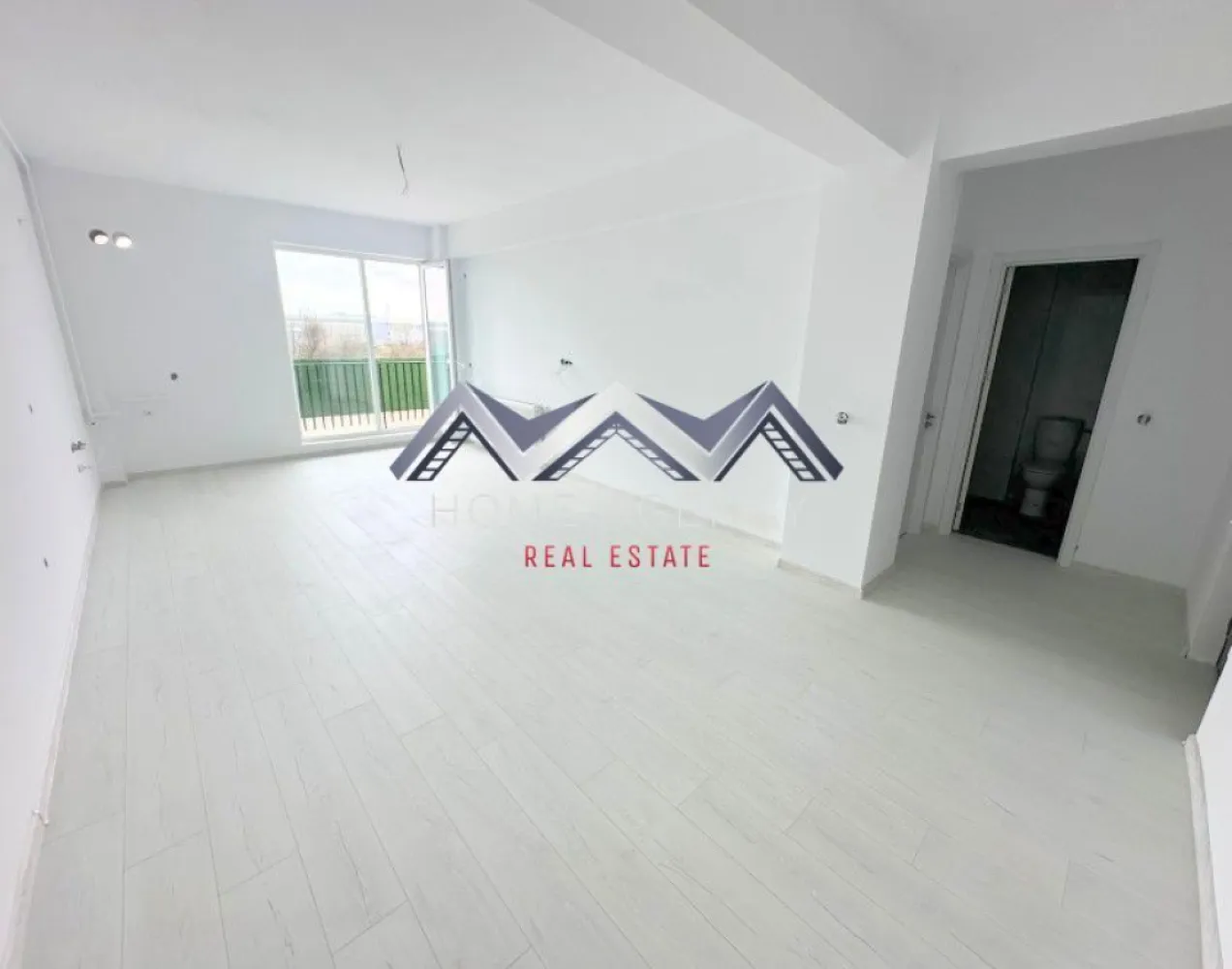 Apartament de vânzare Otopeni – parcare și TVA incluse - Descoperă un apartament cu 2 camere foarte spațios, situat într-un ansamblu rezidențial nou din Otopeni — ideal pentru locuit, cu acces rapid către București și facilități moderne incluse. Compartimentarea este foarte funcțională: zonă de zi open-space, hol compact dar eficient, plus acces la balcon din ambele camere – atât din living, cât și din dormitor. Apartamentele se predau la cheie, cu finisaje moderne, baie complet echipată (gresie, faianță, obiecte sanitare) și centrală termică proprie. Poți alege poziționarea care se potrivește cel mai bine stilului tău de viață. Avantaje cheie: - Apartamente foarte spațioase și ușor de amenajat - Finisaje complete, baie utilată, centrală proprie – predare la cheie, racordate la toate utilitățile publice - Comision 0% – achiziție direct de la dezvoltator - 1 loc de parcare inclus - Poziționare excelentă în Otopeni, cu acces rapid la DN1, Aeroportul Henri Coandă, centre comerciale și mijloace de transport Prețul afișat este final, include TVA! 📞 Contactează-ne pentru planurile detaliate ale celor două variante, pentru a programa o vizită pe șantier sau pentru consultanță personalizată. Suntem aici să te ajutăm să alegi locuința care ți se potrivește perfect!