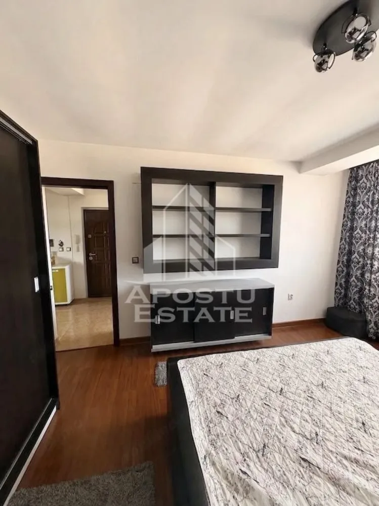 Apartament 2 camere de vanzare, zona Modern, Timisoara - APOSTU ESTATE va propune spre vanzare un apartament cu 2 camere, decomandat, situat la etajul 2 al unui imobil cu regim de inaltime D+P+2E+M, construit in 2008.
Suprafata utila de 63 mp, la care se adauga un balcon.
Locuinta beneficiaza de centrala termica proprie cu calorifere.
Blocul dispune de curte comuna, amenajata ca parcare dar si un spatiu pentru relaxare in aer liber.
Zona este linistita, ideala pentru locuit sau investitie. Acces facil la mijloace de transport in comun, scoli, magazine si alte puncte de interes, Arena Aqua Sport la 4 min de mers pe jos, OMV la 4 min cu masina, Piața Badea Cartan la 7 min cu masina, Scoala gen.21 la 6 min cu masina, Iulius Mall la 12 min cu masina
Caracteristici principale:
- 2 camere 
- etaj 2/3
- Suprafata: 63 mp + balcon 
- Centrala termica 
- Bloc construit in 2008
- Se vinde complet mobilat cum se vede in poze 
Locuința este luminoasă, bine întreținută și oferă un spațiu generos pentru o persoană, un cuplu sau o familie tânără.
Agentia imobiliara Apostu Estate va ofera consultanta bancara gratuita prin intermediul colaboratorilor nostri pentru alegerea celui mai potrivit tip de credit, astfel incat tu sa devi noul proprietar al acestui apartament.
Va asteptam cu drag la o vizionare!
Id Intern CP3215256