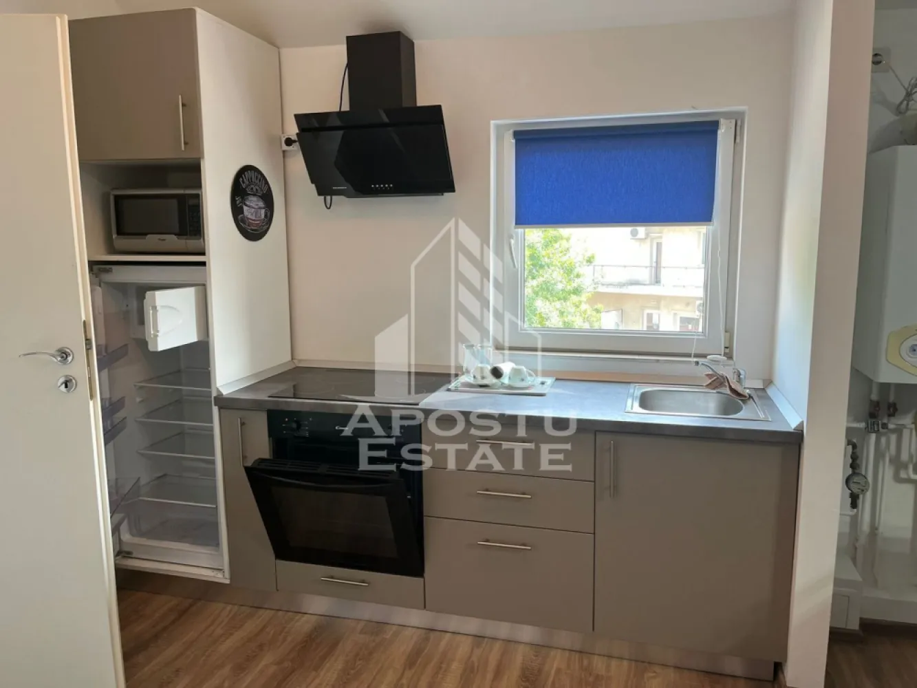 Apartament cu 1 camera de inchiriat, zona Aradului, Timisoara - Agentia imobiliara APOSTU ESTATE va propune spre inchiriere un apartament cu 1 camera spatios si luminos, situat in zona Aradului, o zona linistita si bine pozitionata din Timisoara, potrivit pentru cupluri sau studenti care isi doresc o locuinta unde sa se simta confortabil si cu acces facil catre scoli, facultati, statii de autobuz si magazine.

Suprafata utila: 40 mp
Compartimentare eficienta:
- Hol de acces
- Bucatarie open-space, complet mobilata si utilata, cu loc de luat masa
- Baie prevazuta cu cabina de dus si geam pentru aerisire naturala
- Camera cu pat matrimonial si canapea extensibila
- 2 balcoane

Confort si facilitati:
- Incalzire apartament: centrala proprie
- Aer conditionat
- Apartamentul este complet mobilat si utilat de catre proprietar

Localizare: zona Aradului, in apropiere de magazinul Lidl, Facultatea de Agronomie, mijloace de transport in comun

Ideal pentru:
- Cupluri
- Studenti
- Persoane singure

Pret chirie: 350€
Programeaza o vizionare pentru a-ti putea imagina viitorul aici!
ID intern: CP3217485