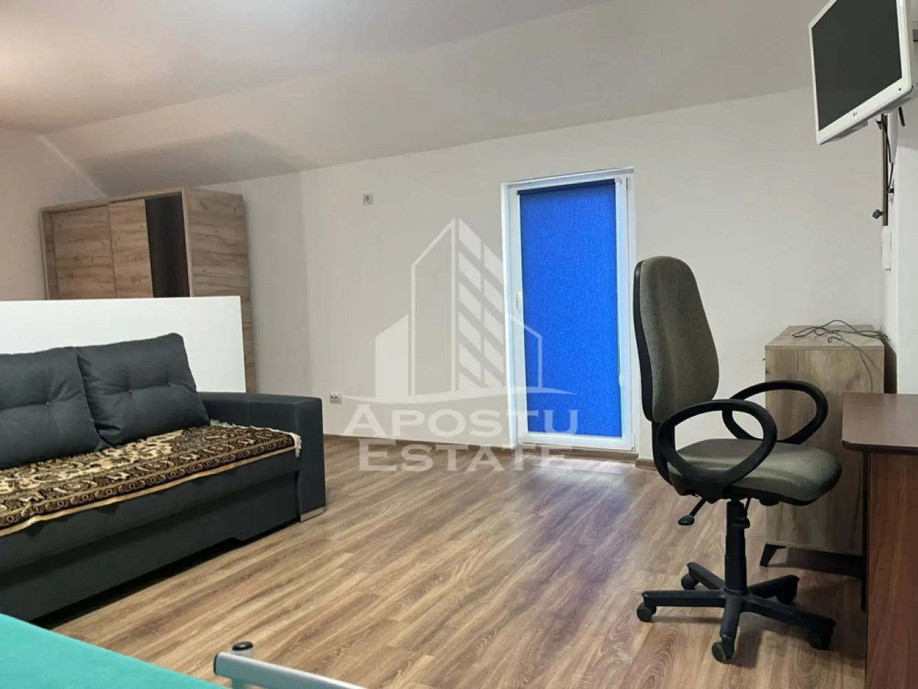 Apartament cu 1 camera de inchiriat, zona Aradului, Timisoara - Agentia imobiliara APOSTU ESTATE va propune spre inchiriere un apartament cu 1 camera spatios si luminos, situat in zona Aradului, o zona linistita si bine pozitionata din Timisoara, potrivit pentru cupluri sau studenti care isi doresc o locuinta unde sa se simta confortabil si cu acces facil catre scoli, facultati, statii de autobuz si magazine.

Suprafata utila: 40 mp
Compartimentare eficienta:
- Hol de acces
- Bucatarie open-space, complet mobilata si utilata, cu loc de luat masa
- Baie prevazuta cu cabina de dus si geam pentru aerisire naturala
- Camera cu pat matrimonial si canapea extensibila
- 2 balcoane

Confort si facilitati:
- Incalzire apartament: centrala proprie
- Aer conditionat
- Apartamentul este complet mobilat si utilat de catre proprietar

Localizare: zona Aradului, in apropiere de magazinul Lidl, Facultatea de Agronomie, mijloace de transport in comun

Ideal pentru:
- Cupluri
- Studenti
- Persoane singure

Pret chirie: 350€
Programeaza o vizionare pentru a-ti putea imagina viitorul aici!
ID intern: CP3217485