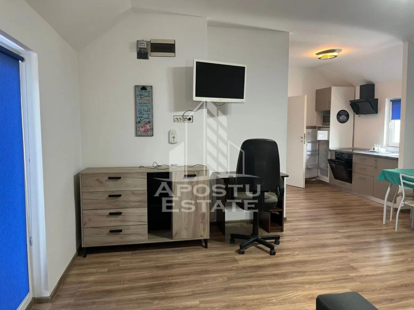 Apartament cu 1 camera de inchiriat, zona Aradului, Timisoara - Agentia imobiliara APOSTU ESTATE va propune spre inchiriere un apartament cu 1 camera spatios si luminos, situat in zona Aradului, o zona linistita si bine pozitionata din Timisoara, potrivit pentru cupluri sau studenti care isi doresc o locuinta unde sa se simta confortabil si cu acces facil catre scoli, facultati, statii de autobuz si magazine.

Suprafata utila: 40 mp
Compartimentare eficienta:
- Hol de acces
- Bucatarie open-space, complet mobilata si utilata, cu loc de luat masa
- Baie prevazuta cu cabina de dus si geam pentru aerisire naturala
- Camera cu pat matrimonial si canapea extensibila
- 2 balcoane

Confort si facilitati:
- Incalzire apartament: centrala proprie
- Aer conditionat
- Apartamentul este complet mobilat si utilat de catre proprietar

Localizare: zona Aradului, in apropiere de magazinul Lidl, Facultatea de Agronomie, mijloace de transport in comun

Ideal pentru:
- Cupluri
- Studenti
- Persoane singure

Pret chirie: 350€
Programeaza o vizionare pentru a-ti putea imagina viitorul aici!
ID intern: CP3217485