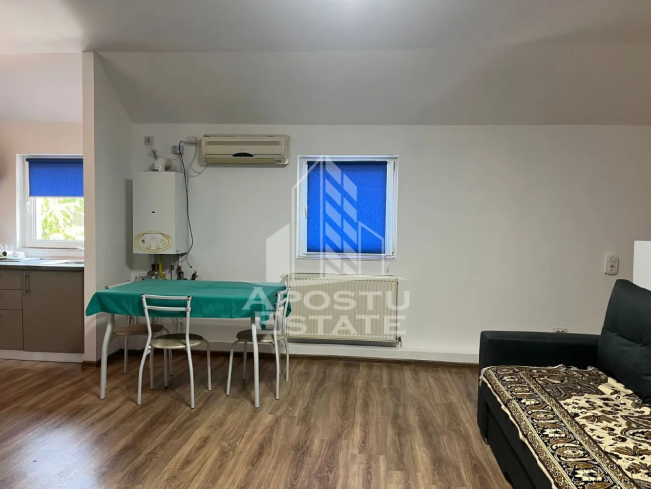 Apartament cu 1 camera de inchiriat, zona Aradului, Timisoara - Agentia imobiliara APOSTU ESTATE va propune spre inchiriere un apartament cu 1 camera spatios si luminos, situat in zona Aradului, o zona linistita si bine pozitionata din Timisoara, potrivit pentru cupluri sau studenti care isi doresc o locuinta unde sa se simta confortabil si cu acces facil catre scoli, facultati, statii de autobuz si magazine.

Suprafata utila: 40 mp
Compartimentare eficienta:
- Hol de acces
- Bucatarie open-space, complet mobilata si utilata, cu loc de luat masa
- Baie prevazuta cu cabina de dus si geam pentru aerisire naturala
- Camera cu pat matrimonial si canapea extensibila
- 2 balcoane

Confort si facilitati:
- Incalzire apartament: centrala proprie
- Aer conditionat
- Apartamentul este complet mobilat si utilat de catre proprietar

Localizare: zona Aradului, in apropiere de magazinul Lidl, Facultatea de Agronomie, mijloace de transport in comun

Ideal pentru:
- Cupluri
- Studenti
- Persoane singure

Pret chirie: 350€
Programeaza o vizionare pentru a-ti putea imagina viitorul aici!
ID intern: CP3217485