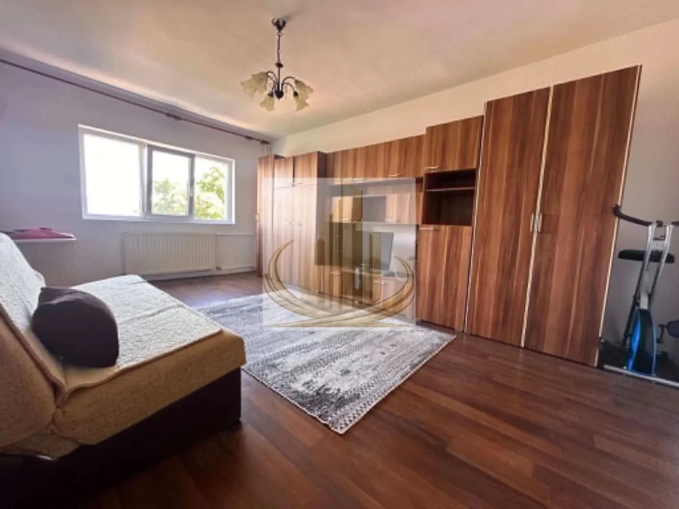 Apartament 2 camere decomandat etajul 3 Lipovei - Grand Mobilis Imobiliare vă oferă spre vânzare un apartament cu 2 camere, confort 1, decomandat, situat la etajul 3 din 4, în zona Lipovei.

Apartamentul are o suprafață totală de 54 mp și beneficiază de finisaje precum tâmplărie PVC cu geam termopan, gresie, parchet și uși interioare schimbate.

Locuința se vinde complet mobilată și utilată, exact cum se prezintă în fotografii, fiind pregătită pentru mutare imediată.

Pentru mai multe informații sau pentru programarea unei vizionări, vă stăm la dispoziție.

ID intern CP3217524