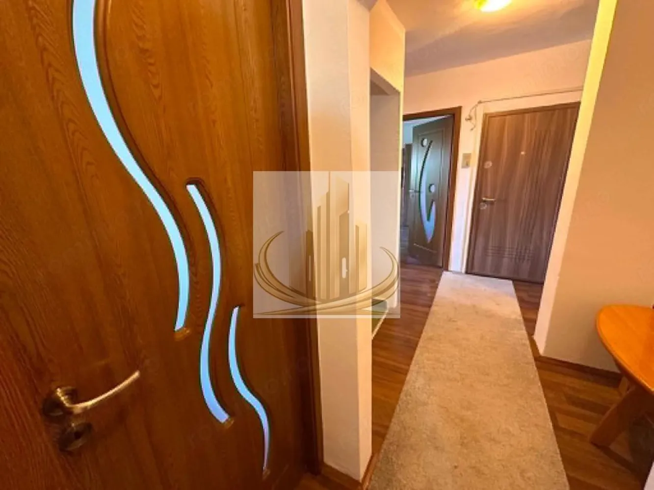 Apartament 2 camere decomandat etajul 3 Lipovei - Grand Mobilis Imobiliare vă oferă spre vânzare un apartament cu 2 camere, confort 1, decomandat, situat la etajul 3 din 4, în zona Lipovei.

Apartamentul are o suprafață totală de 54 mp și beneficiază de finisaje precum tâmplărie PVC cu geam termopan, gresie, parchet și uși interioare schimbate.

Locuința se vinde complet mobilată și utilată, exact cum se prezintă în fotografii, fiind pregătită pentru mutare imediată.

Pentru mai multe informații sau pentru programarea unei vizionări, vă stăm la dispoziție.

ID intern CP3217524