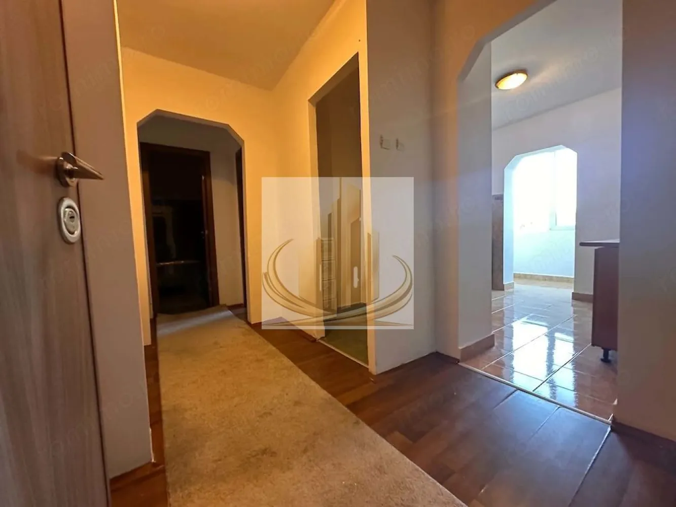 Apartament 2 camere decomandat etajul 3 Lipovei - Grand Mobilis Imobiliare vă oferă spre vânzare un apartament cu 2 camere, confort 1, decomandat, situat la etajul 3 din 4, în zona Lipovei.

Apartamentul are o suprafață totală de 54 mp și beneficiază de finisaje precum tâmplărie PVC cu geam termopan, gresie, parchet și uși interioare schimbate.

Locuința se vinde complet mobilată și utilată, exact cum se prezintă în fotografii, fiind pregătită pentru mutare imediată.

Pentru mai multe informații sau pentru programarea unei vizionări, vă stăm la dispoziție.

ID intern CP3217524