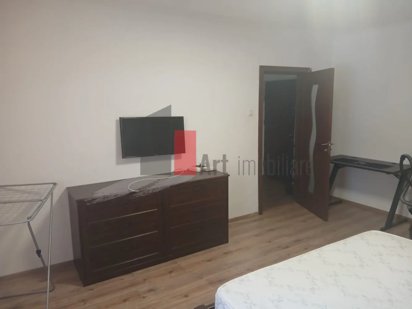 Inchiriere Garsoniera Vitan Mall - Va propunem spre inchiriere o garsoniera situata in zona Vitan Mall, Etaj P/8, decomandata, mobilata si utilata modern, renovata, proaspat zugravita, gresie, faianta, parchet, termopan, aer conditionat, usi schimbate, libera, bloc mixt, apropiere Mihai Bravu, Dristor