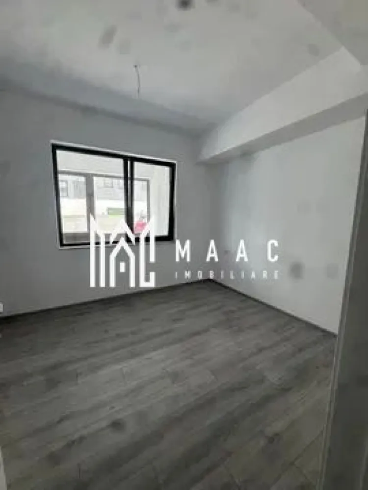 Apartament 3 camere decomandat | Ostroveni | 87 mp, INTABULAT - Apartament de vânzare cu 3 camere decomandat în zona Ostroveni din Râmnicu Vâlcea, cu 87 mp utili, 2 băi și balcon închis, într-un imobil nou INTABULAT.

Detalii proprietate:
• Suprafață utilă: 87 mp
• Compartimentare: living, 2 dormitoare, bucătărie, 2 băi, hol și balcon
• Poziționat la demisol înalt, într-un bloc cu 4 etaje
• Imobil finalizat în 2026, cu structură din cărămidă
• Stare interioară: ultrafinisat
• Apartament recepționat și INTABULAT
• Contractul final de vânzare poate fi încheiat imediat

Proprietatea este situată în Ostroveni, Râmnicu Vâlcea, într-un ansamblu rezidențial nou. Balconul închis adaugă spațiu suplimentar de utilizare, iar configurația cu 3 camere și 2 băi susține o organizare clară a zonei de zi și a zonei de odihnă.

Cod anunț CP3216788. Contactați echipa MAAC Imobiliare pentru detalii suplimentare și programarea unei vizionări.

Conținut optimizat cu AI, aprobat de agent uman.