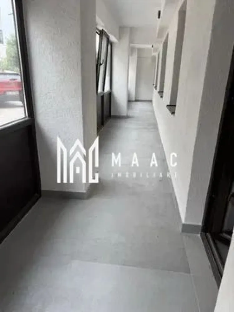 Apartament 3 camere decomandat | Ostroveni | 87 mp, INTABULAT - Apartament de vânzare cu 3 camere decomandat în zona Ostroveni din Râmnicu Vâlcea, cu 87 mp utili, 2 băi și balcon închis, într-un imobil nou INTABULAT.

Detalii proprietate:
• Suprafață utilă: 87 mp
• Compartimentare: living, 2 dormitoare, bucătărie, 2 băi, hol și balcon
• Poziționat la demisol înalt, într-un bloc cu 4 etaje
• Imobil finalizat în 2026, cu structură din cărămidă
• Stare interioară: ultrafinisat
• Apartament recepționat și INTABULAT
• Contractul final de vânzare poate fi încheiat imediat

Proprietatea este situată în Ostroveni, Râmnicu Vâlcea, într-un ansamblu rezidențial nou. Balconul închis adaugă spațiu suplimentar de utilizare, iar configurația cu 3 camere și 2 băi susține o organizare clară a zonei de zi și a zonei de odihnă.

Cod anunț CP3216788. Contactați echipa MAAC Imobiliare pentru detalii suplimentare și programarea unei vizionări.

Conținut optimizat cu AI, aprobat de agent uman.