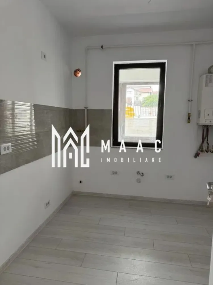 Apartament 2 camere | Ostroveni, Vâlcea | INTABULAT, bloc nou - Apartament de vânzare cu 2 camere în Ostroveni, Râmnicu Vâlcea, situat într-un bloc nou finalizat, cu 74 mp utili, balcon închis și contract final disponibil imediat.

Detalii proprietate:
• Suprafață utilă: 74 mp
• Apartament cu 2 camere, 1 dormitor, 1 bucătărie și 1 baie
• Compartimentare interioară: living, dormitor, bucătărie, baie și hol
• Balcon închis, cu suprafață generoasă
• Poziționat la demisol înalt (pe pământ), într-un imobil cu 4 niveluri
• Bloc finalizat în 2026, cu structură din cărămidă
• Imobil recepționat, INTABULAT și cu toate utilitățile racordate
• Contractul final de vânzare se poate încheia imediat

Apartamentul este situat în Ostroveni, Râmnicu Vâlcea, într-un ansamblu rezidențial nou. Poziționarea la demisol înalt oferă acces facil, iar balconul închis completează spațiul util al locuinței pentru folosirea de zi cu zi.

Cod anunț CP3216802. Contactați echipa MAAC Imobiliare pentru mai multe informații și programarea unei vizionări.

Conținut optimizat cu AI, aprobat de agent uman.