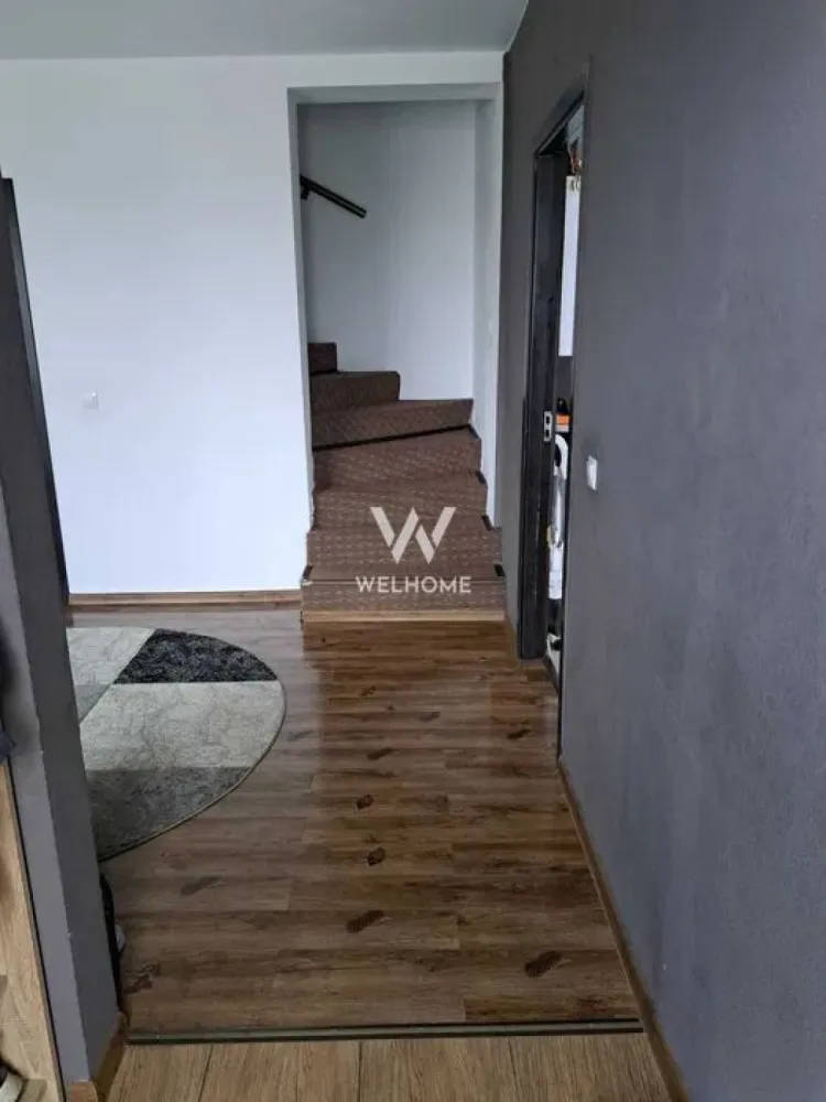 Casă de vânzare în Turnișor– confort, spațiu și intimitate - Se oferă spre vânzare o locuință tip cvadruplex, bine compartimentată, situată într-o zonă liniștită din Zăvoi, apreciată pentru comunitatea de familii tinere și accesul rapid la facilități. Casa dispune de 79,8 mp utili, distribuiți pe două niveluri, cu spații luminoase și funcționale. Caracteristici ale locuinței: Regim de înălțime P + 1E 3 camere: living, bucătărie închisă, 2 dormitoare 2 băi (una pe fiecare nivel) Balcon de 5 mp + debara Construcție din cărămidă, încălzire cu centrală proprie Curte amenajată – 220 mp: Foișor 18 mp Bucătărie de vară 12 mp cu apă potabilă Căsuță depozitare 6 mp Teren liber: 200 mp, toate anexele cu curent electric (tablou separat) Localizare: 2 minute de mers pe jos până la autobuzele 8 și 10 Magazine la 300 m Zonă liniștită, ideală pentru familii 📞 Contact: 0743 030 351 }}