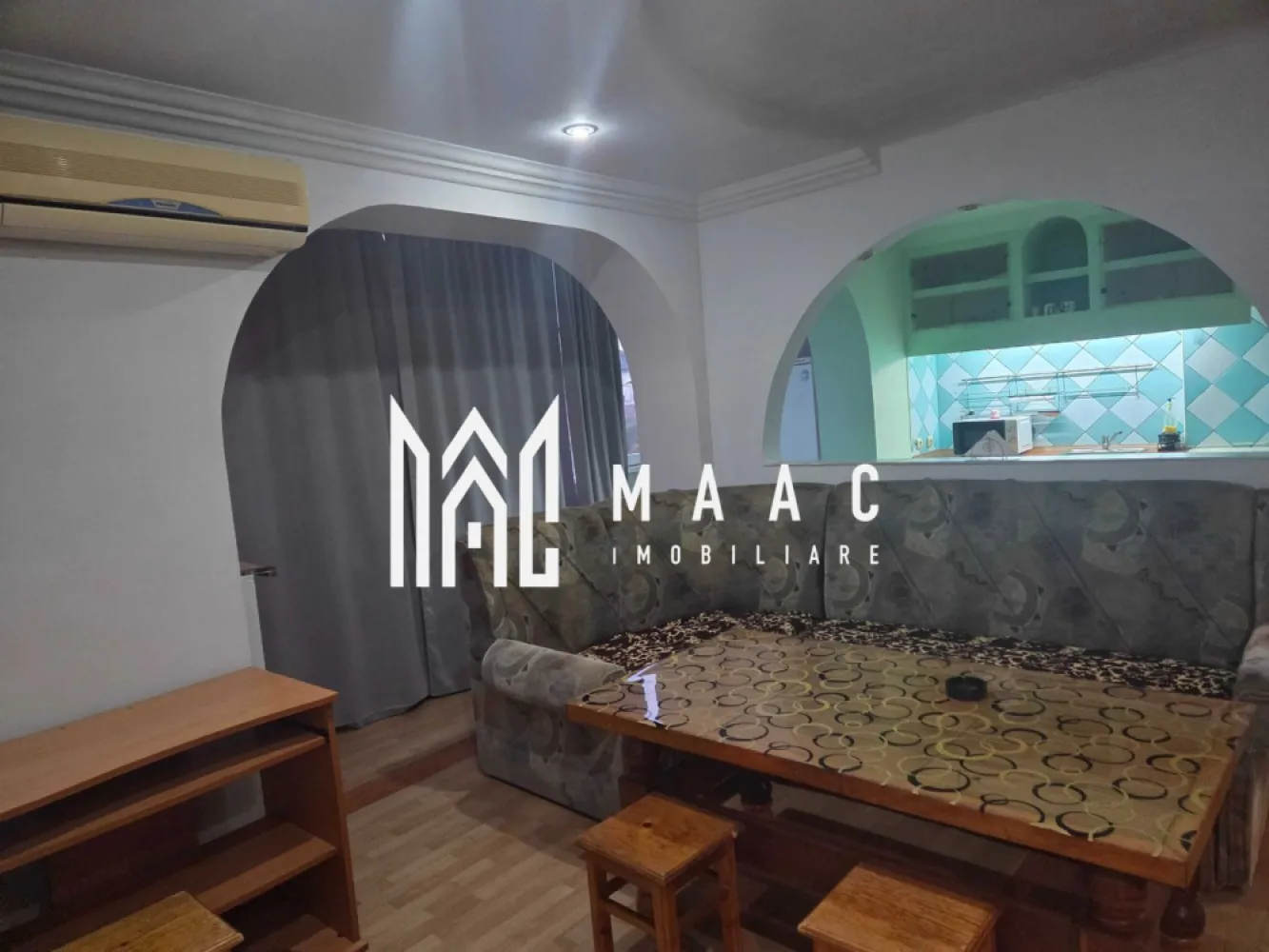 Apartament 3 camere | 74 Mp | Zona Terezian - MAAC Imobiliare vă oferă spre vânzare un apartament spațios, cu o suprafață utilă de 74 mp, situat într-o zonă bună din Sibiu, pe strada Rusciori, în apropierea bisericii. Apartamentul dispune de 3 camere decomandate și este situat la etajul 2 al unui imobil bine întreținut. S-au realizat câteva modificări funcționale între bucătărie, sufragerie și balcon, ceea ce oferă luminozitate naturală pe întreaga suprafață a locuinței. Finisaje și dotări: Ușă de intrare metalică Geamuri termopan; Pereți vopsiți cu lavabil Pardoseli din gresie și parchet Bucătărie mobilată și utilată (aragaz, frigider, chiuvetă) Baie cu acces printr-un hol dedicat; Balcon închis cu tâmplărie PVC Contorizare individuală (apometre pentru apă, gaz, curent Centrală termică proprie pe gaz, în stare de funcționare și cu verificare tehnică valabilă. Apartamentul se vinde mobilat și utilat, conform fotografiilor de prezentare Parcare disponibilă în imediata apropiere a blocului. Pentru mai multe detalii și programarea unei vizionări, vă rugăm să ne contactați specificând ID:CP2812863 }}
