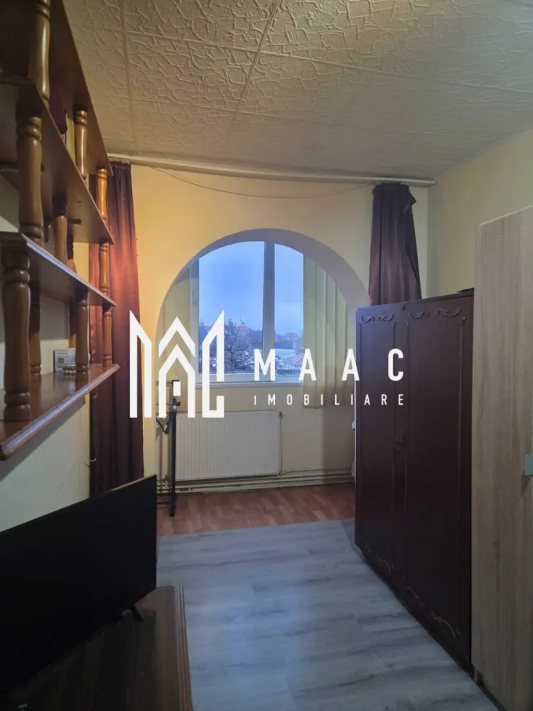 Apartament 3 camere | 74 Mp | Zona Terezian - MAAC Imobiliare vă oferă spre vânzare un apartament spațios, cu o suprafață utilă de 74 mp, situat într-o zonă bună din Sibiu, pe strada Rusciori, în apropierea bisericii. Apartamentul dispune de 3 camere decomandate și este situat la etajul 2 al unui imobil bine întreținut. S-au realizat câteva modificări funcționale între bucătărie, sufragerie și balcon, ceea ce oferă luminozitate naturală pe întreaga suprafață a locuinței. Finisaje și dotări: Ușă de intrare metalică Geamuri termopan; Pereți vopsiți cu lavabil Pardoseli din gresie și parchet Bucătărie mobilată și utilată (aragaz, frigider, chiuvetă) Baie cu acces printr-un hol dedicat; Balcon închis cu tâmplărie PVC Contorizare individuală (apometre pentru apă, gaz, curent Centrală termică proprie pe gaz, în stare de funcționare și cu verificare tehnică valabilă. Apartamentul se vinde mobilat și utilat, conform fotografiilor de prezentare Parcare disponibilă în imediata apropiere a blocului. Pentru mai multe detalii și programarea unei vizionări, vă rugăm să ne contactați specificând ID:CP2812863 }}