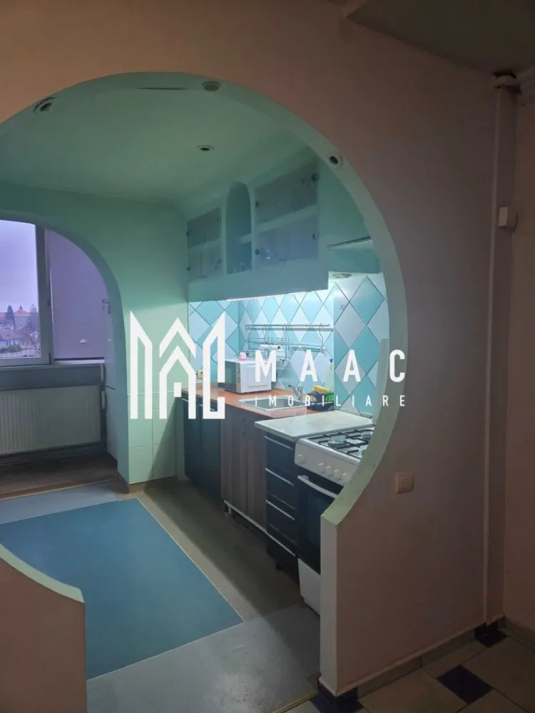 Apartament 3 camere | 74 Mp | Zona Terezian - MAAC Imobiliare vă oferă spre vânzare un apartament spațios, cu o suprafață utilă de 74 mp, situat într-o zonă bună din Sibiu, pe strada Rusciori, în apropierea bisericii. Apartamentul dispune de 3 camere decomandate și este situat la etajul 2 al unui imobil bine întreținut. S-au realizat câteva modificări funcționale între bucătărie, sufragerie și balcon, ceea ce oferă luminozitate naturală pe întreaga suprafață a locuinței. Finisaje și dotări: Ușă de intrare metalică Geamuri termopan; Pereți vopsiți cu lavabil Pardoseli din gresie și parchet Bucătărie mobilată și utilată (aragaz, frigider, chiuvetă) Baie cu acces printr-un hol dedicat; Balcon închis cu tâmplărie PVC Contorizare individuală (apometre pentru apă, gaz, curent Centrală termică proprie pe gaz, în stare de funcționare și cu verificare tehnică valabilă. Apartamentul se vinde mobilat și utilat, conform fotografiilor de prezentare Parcare disponibilă în imediata apropiere a blocului. Pentru mai multe detalii și programarea unei vizionări, vă rugăm să ne contactați specificând ID:CP2812863 }}