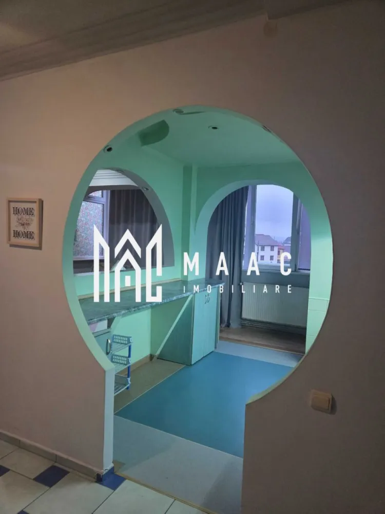 Apartament 3 camere | 74 Mp | Zona Terezian - MAAC Imobiliare vă oferă spre vânzare un apartament spațios, cu o suprafață utilă de 74 mp, situat într-o zonă bună din Sibiu, pe strada Rusciori, în apropierea bisericii. Apartamentul dispune de 3 camere decomandate și este situat la etajul 2 al unui imobil bine întreținut. S-au realizat câteva modificări funcționale între bucătărie, sufragerie și balcon, ceea ce oferă luminozitate naturală pe întreaga suprafață a locuinței. Finisaje și dotări: Ușă de intrare metalică Geamuri termopan; Pereți vopsiți cu lavabil Pardoseli din gresie și parchet Bucătărie mobilată și utilată (aragaz, frigider, chiuvetă) Baie cu acces printr-un hol dedicat; Balcon închis cu tâmplărie PVC Contorizare individuală (apometre pentru apă, gaz, curent Centrală termică proprie pe gaz, în stare de funcționare și cu verificare tehnică valabilă. Apartamentul se vinde mobilat și utilat, conform fotografiilor de prezentare Parcare disponibilă în imediata apropiere a blocului. Pentru mai multe detalii și programarea unei vizionări, vă rugăm să ne contactați specificând ID:CP2812863 }}
