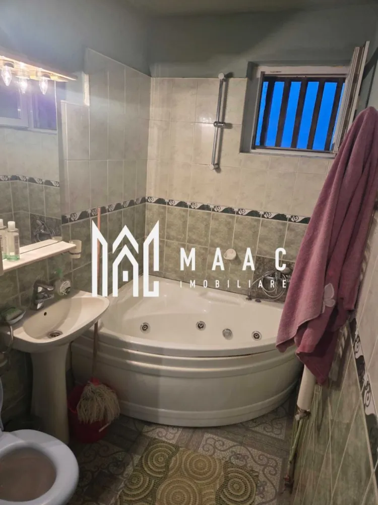 Apartament 3 camere | 74 Mp | Zona Terezian - MAAC Imobiliare vă oferă spre vânzare un apartament spațios, cu o suprafață utilă de 74 mp, situat într-o zonă bună din Sibiu, pe strada Rusciori, în apropierea bisericii. Apartamentul dispune de 3 camere decomandate și este situat la etajul 2 al unui imobil bine întreținut. S-au realizat câteva modificări funcționale între bucătărie, sufragerie și balcon, ceea ce oferă luminozitate naturală pe întreaga suprafață a locuinței. Finisaje și dotări: Ușă de intrare metalică Geamuri termopan; Pereți vopsiți cu lavabil Pardoseli din gresie și parchet Bucătărie mobilată și utilată (aragaz, frigider, chiuvetă) Baie cu acces printr-un hol dedicat; Balcon închis cu tâmplărie PVC Contorizare individuală (apometre pentru apă, gaz, curent Centrală termică proprie pe gaz, în stare de funcționare și cu verificare tehnică valabilă. Apartamentul se vinde mobilat și utilat, conform fotografiilor de prezentare Parcare disponibilă în imediata apropiere a blocului. Pentru mai multe detalii și programarea unei vizionări, vă rugăm să ne contactați specificând ID:CP2812863 }}