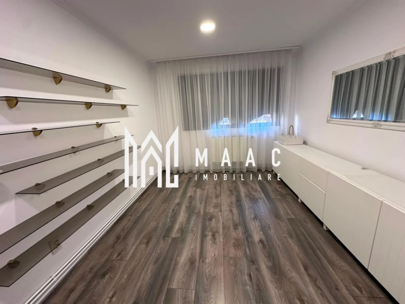 Apartament 3 camere decomandat | Hipodrom 3, Sibiu | 91 mp, la cheie - Apartament 3 camere Sibiu, în zona Hipodrom 3, cu 91 mp utili și predare la cheie, potrivit pentru cei care caută o locuință spațioasă, gata pentru mutare.

Detalii proprietate:
• Suprafață utilă: 91 mp
• Suprafață construită: 118 mp
• Compartimentare: decomandat, 3 camere
• Stare interioară: bună
• Construcție finalizată
• Structură: cărămidă
• Imobil cu 11 niveluri
• 1 loc de parcare
• Proprietatea este finisată și se predă la cheie, fiind pregătită pentru mutare

Proprietatea este amplasată în zona Hipodrom 3 din Sibiu. Localizarea completează un apartament cu suprafață utilă generoasă și compartimentare decomandată.

Cod anunț CP3217112. Contactați-ne pentru o vizionare și pentru detalii despre această proprietate disponibilă la vânzare.

Conținut optimizat cu AI, aprobat de agent uman.