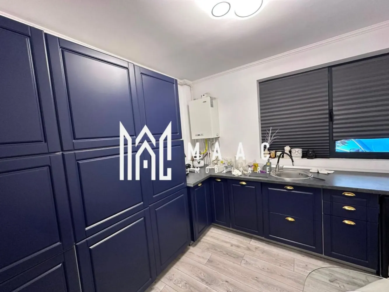 Apartament 3 camere decomandat | Hipodrom 3, Sibiu | 91 mp, la cheie - Apartament 3 camere Sibiu, în zona Hipodrom 3, cu 91 mp utili și predare la cheie, potrivit pentru cei care caută o locuință spațioasă, gata pentru mutare.

Detalii proprietate:
• Suprafață utilă: 91 mp
• Suprafață construită: 118 mp
• Compartimentare: decomandat, 3 camere
• Stare interioară: bună
• Construcție finalizată
• Structură: cărămidă
• Imobil cu 11 niveluri
• 1 loc de parcare
• Proprietatea este finisată și se predă la cheie, fiind pregătită pentru mutare

Proprietatea este amplasată în zona Hipodrom 3 din Sibiu. Localizarea completează un apartament cu suprafață utilă generoasă și compartimentare decomandată.

Cod anunț CP3217112. Contactați-ne pentru o vizionare și pentru detalii despre această proprietate disponibilă la vânzare.

Conținut optimizat cu AI, aprobat de agent uman.