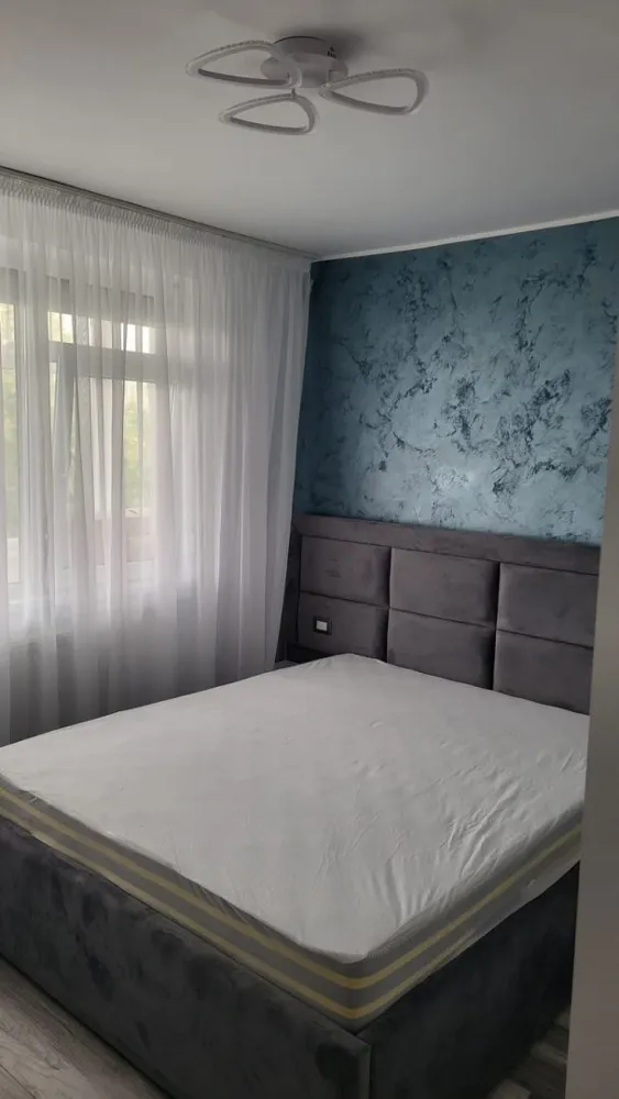 De inchiriat apartament cu 2 camere la Papadie, etaj 3, renovat, 550 E - Agentia Mag Invest oferă spre închiriere un apartament cu 2 camere, semidecomandat, situat la etajul 3 din 9, într-o zonă excelentă – Tribunal – Păpădie, cu vedere către Casa de Cultură.
Apartamentul este renovat complet de la placă, beneficiind de:
- instalații sanitare și electrice complet noi;
- finisaje moderne și de calitate;
- mobilier nou;
- panoramă frumoasă și lumină naturală din plin.
Locuința se află la prima închiriere, totul fiind nou și pregătit pentru viitorii chiriași.
Detalii:
- 2 camere semidecomandate;
- etaj 3/9;
- zonă centrală, cu acces facil către instituții, mijloace de transport, magazine și alte puncte de interes;
- mobilat și utilat.
Preț: 550 €/lună
Garantie returnabila 550 euro.
Se percepe comision de tranzactionare.
Condiții:
- se închiriază exclusiv pe termen lung;
- nu se acceptă animale de companie.
Pentru mai multe informații sau pentru programarea unei vizionări, vă stăm la dispoziție 0746.252.252 Liliana Ene.