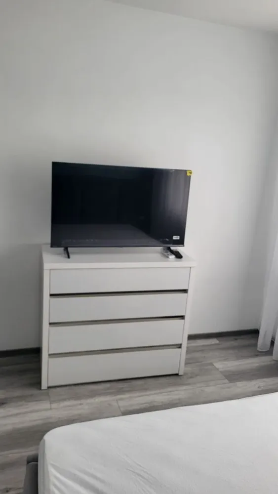 De inchiriat apartament cu 2 camere la Papadie, etaj 3, renovat, 550 E - Agentia Mag Invest oferă spre închiriere un apartament cu 2 camere, semidecomandat, situat la etajul 3 din 9, într-o zonă excelentă – Tribunal – Păpădie, cu vedere către Casa de Cultură.
Apartamentul este renovat complet de la placă, beneficiind de:
- instalații sanitare și electrice complet noi;
- finisaje moderne și de calitate;
- mobilier nou;
- panoramă frumoasă și lumină naturală din plin.
Locuința se află la prima închiriere, totul fiind nou și pregătit pentru viitorii chiriași.
Detalii:
- 2 camere semidecomandate;
- etaj 3/9;
- zonă centrală, cu acces facil către instituții, mijloace de transport, magazine și alte puncte de interes;
- mobilat și utilat.
Preț: 550 €/lună
Garantie returnabila 550 euro.
Se percepe comision de tranzactionare.
Condiții:
- se închiriază exclusiv pe termen lung;
- nu se acceptă animale de companie.
Pentru mai multe informații sau pentru programarea unei vizionări, vă stăm la dispoziție 0746.252.252 Liliana Ene.