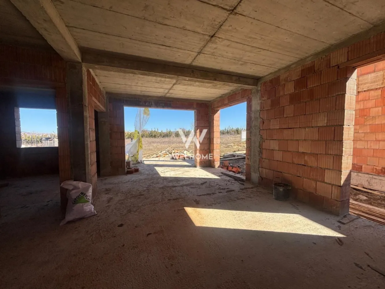 Casa MODERNA cu Garaj si teren 550mp - Locuinta individuala, cu 5 camere, Garaj si spatiu tehnic. Vine cu o suprafata utila de 145 mp si o compartimentare ideala. LA PARTER: - Hol de acces cu zona pentru papucar -Baie -Dormitor/ birou -Bucatarie separata -Living spatios cu acces in terasa care da in curtea din spate. Din zona de parter se face accesul si in garaj. LA ETAJ: - avem hol de acces -O baie mare destinata pentru 2 dintre dormitoare -Un dormitor matrimonial cu baie proprie si acces in balcon Tot de la etaj se poate face acces in pod unde poate fi folosit ca si spatiu de depozitare. Locuinta se preda cu toate utilitatile. LA EXTERIOR se preda LA CHEIE cu curtea nivelata, pavaj la acces auto si pietonal, gard si poarta. LA INTERIOR: Casa se preda LA ALB, cu centrala proprie si incalzire in pardoseala atat la parte cat si la etaj. Daca vrei sa stii mai multe detalii, contacteaza-ma. PRET: 270.000 EURO cu TVA INCLUS CONTACT: 0740029352 }}