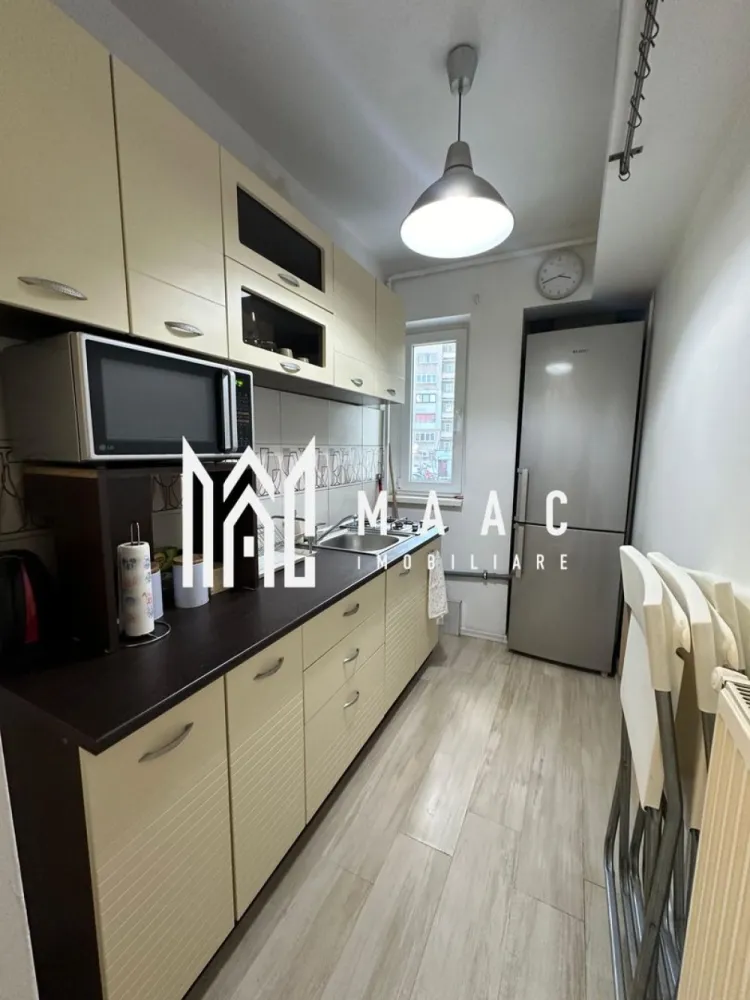 Apartament 2 camere | Etaj 1 | Renovat | Mihai Viteazu - MAAC Imobiliare ofera spre inchiriere apartament cu 2 camere, complet mobilat si utilat, in zona Mihai Viteazu - Hotel Plaza.

Locuinta a fost recent renovata, se afla la etajul 1/5, are suprafata utila de 40mp si este alcatuita din living luminos cu Smart TV, dormitor cu pat dublu, bucatarie inchisa cu toate facilitatile, si baie moderna cu geam si cada. De asemenea, apartamentul este dotat cu internet.

Amplasamentul blocului este unul avantajos, aflandu-se la 15-20 minute de mers pe jos de centru, la 5 minute de parcul SubArini magazine, farmacii, cafenele, sala de sport.

Se percepe o chirie in avans si garantie in cuantumul unei chirii lunare. Disponibilitate imediata. Se inchiriaza pe o perioada de minim 12 luni.

Pentru mai multe detalii, va rugam specificati telefonic: CP3217204