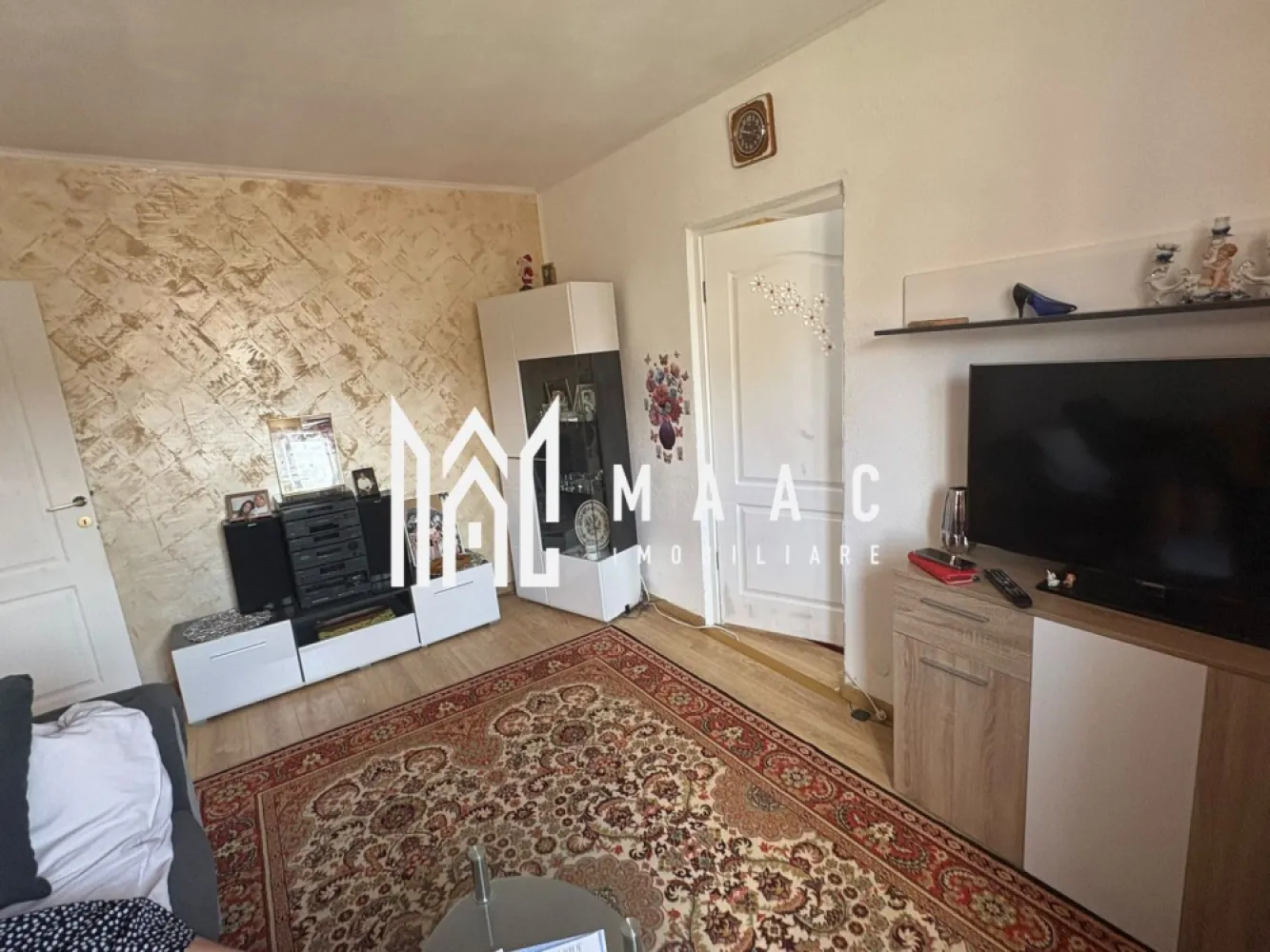 Apartament de vânzare Sibiu | Hipodrom 2 | etaj 1, finisat clasic - Apartament de vânzare în Sibiu, zona Hipodrom 2, cu 3 camere, 45 mp utili și etaj 1, prezentat în descrierea existentă ca mobilat și utilat.

Detalii proprietate:
• Suprafață utilă: 45 mp
• Suprafață construită: 65 mp
• Compartimentare: nedecomandat
• 3 camere, 2 dormitoare, 1 baie și 1 bucătărie
• Etaj 1 din 4
• An construcție: 1975
• Stare construcție: finalizată
• Stare interioară: finisat clasic
• Confort: 3
• În descrierea existentă apartamentul este menționat ca mobilat și utilat

Proprietatea este amplasată în zona Hipodrom 2 din Sibiu. În datele disponibile nu sunt precizate repere sau vecinătăți suplimentare.

Cod anunț CP3217266. Contactați-ne pentru detalii suplimentare și pentru programarea unei vizionări.

Conținut optimizat cu AI, aprobat de agent uman.