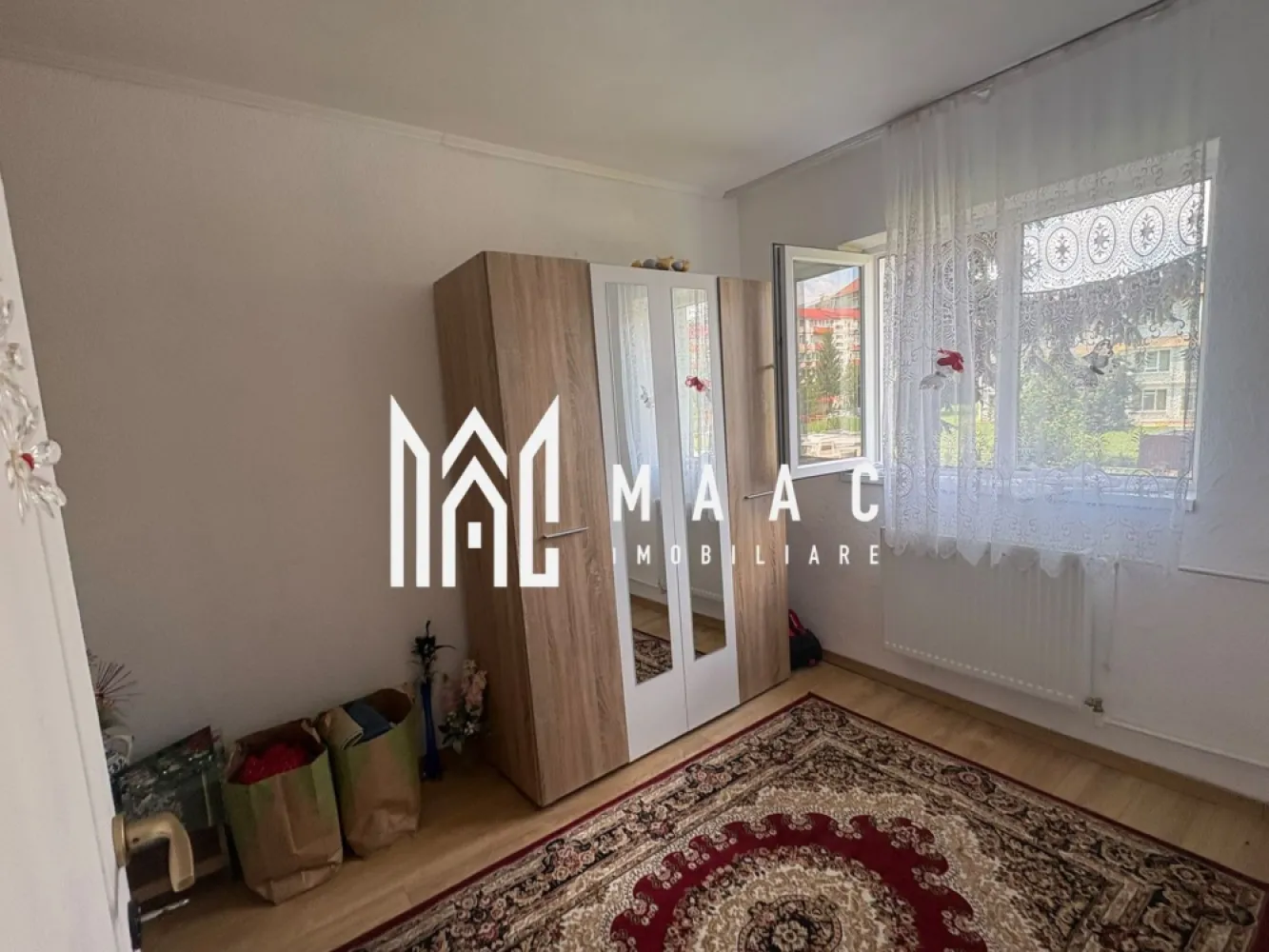 Apartament de vânzare Sibiu | Hipodrom 2 | etaj 1, finisat clasic - Apartament de vânzare în Sibiu, zona Hipodrom 2, cu 3 camere, 45 mp utili și etaj 1, prezentat în descrierea existentă ca mobilat și utilat.

Detalii proprietate:
• Suprafață utilă: 45 mp
• Suprafață construită: 65 mp
• Compartimentare: nedecomandat
• 3 camere, 2 dormitoare, 1 baie și 1 bucătărie
• Etaj 1 din 4
• An construcție: 1975
• Stare construcție: finalizată
• Stare interioară: finisat clasic
• Confort: 3
• În descrierea existentă apartamentul este menționat ca mobilat și utilat

Proprietatea este amplasată în zona Hipodrom 2 din Sibiu. În datele disponibile nu sunt precizate repere sau vecinătăți suplimentare.

Cod anunț CP3217266. Contactați-ne pentru detalii suplimentare și pentru programarea unei vizionări.

Conținut optimizat cu AI, aprobat de agent uman.